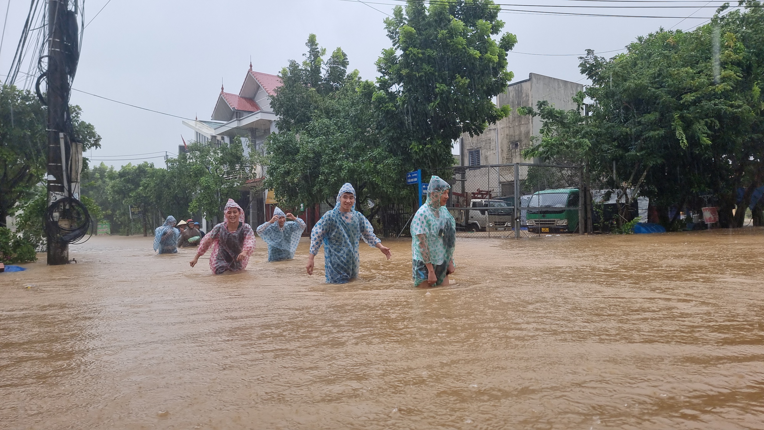 Cận cảnh khu dân cư ở TP.Đồng Hới ngập cả mét trong nước lũ- Ảnh 9.