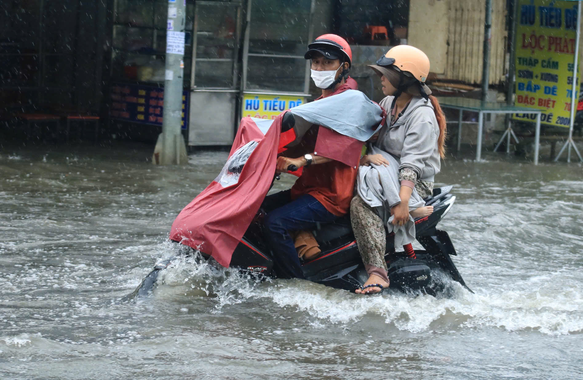 TP.HCM mưa lớn từ đêm tới sáng, đường phố ngập sâu: Đứng... nấu ăn giữa 'biển nước'- Ảnh 8.