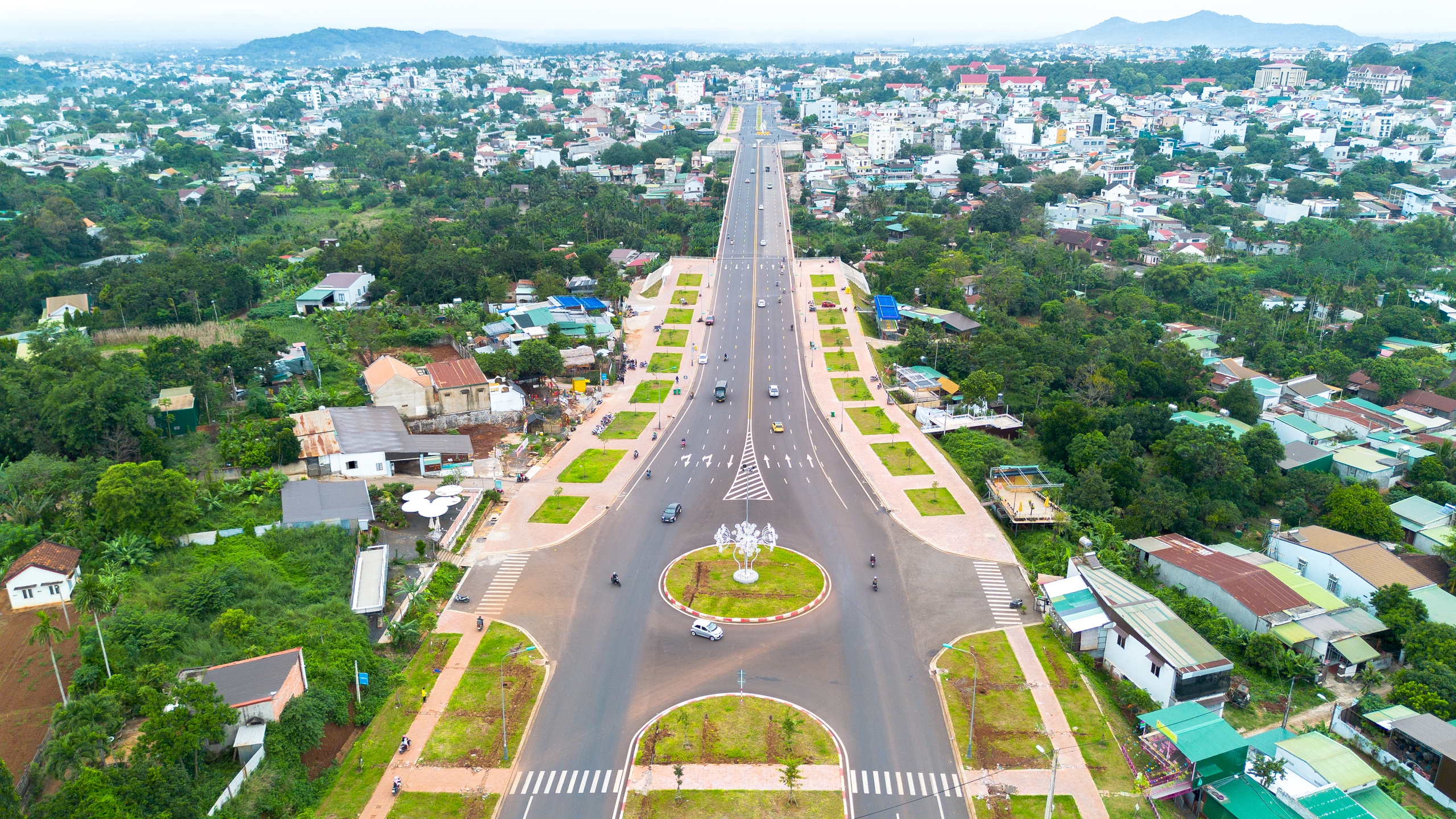 Toàn cảnh đại lộ Đông - Tây đẹp nhất Buôn Ma Thuột- Ảnh 1.