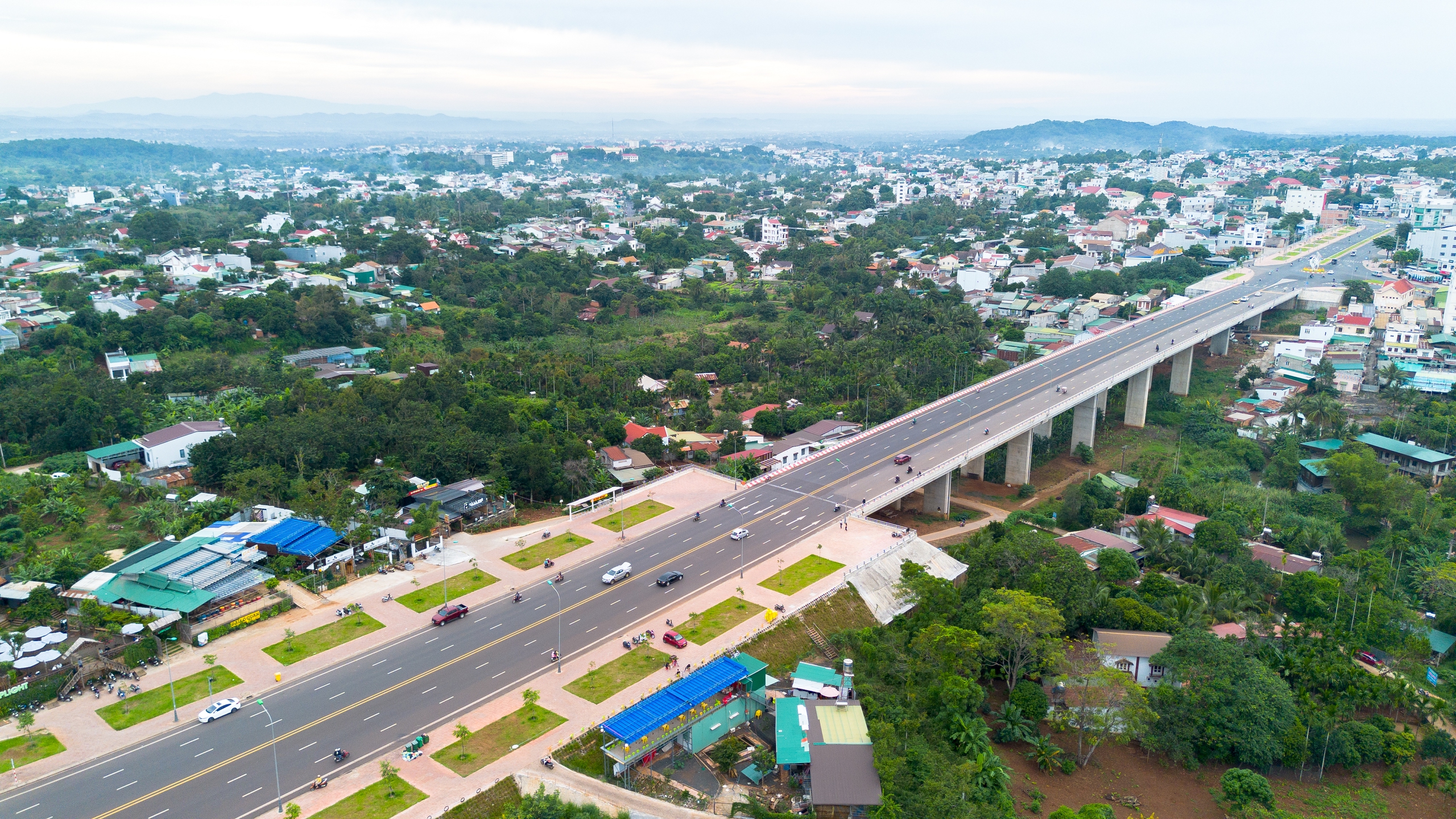 Toàn cảnh đại lộ Đông - Tây đẹp nhất Buôn Ma Thuột- Ảnh 2.