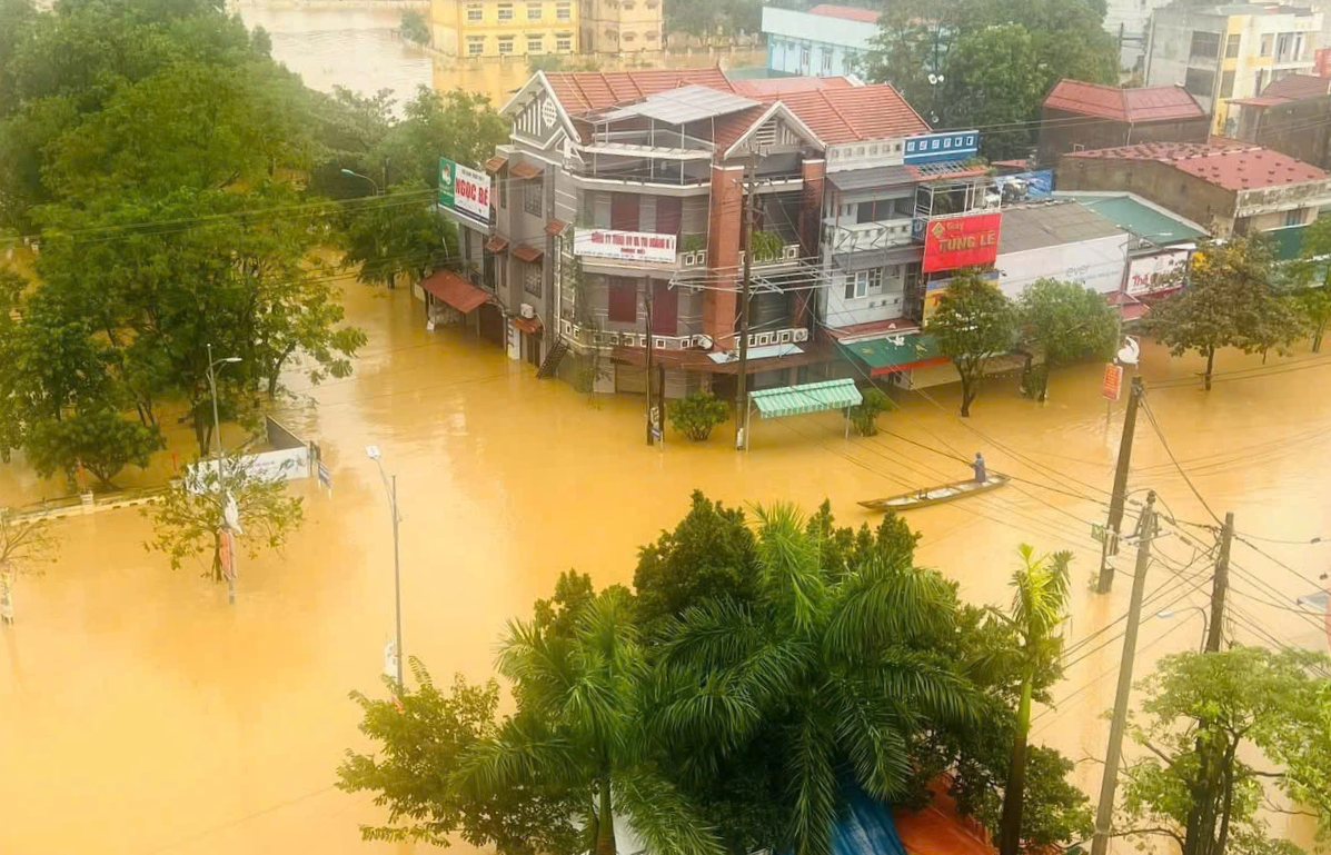 [Flycam]: Xóm làng 'rốn lũ' Lệ Thủy (Quảng Bình) chìm trong nước bạc- Ảnh 6.