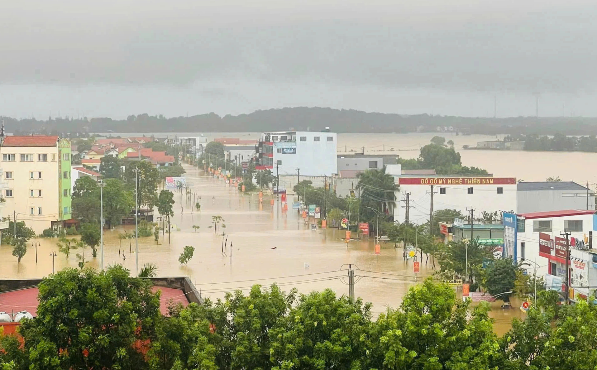 [Flycam]: Xóm làng 'rốn lũ' Lệ Thủy (Quảng Bình) chìm trong nước bạc- Ảnh 7.