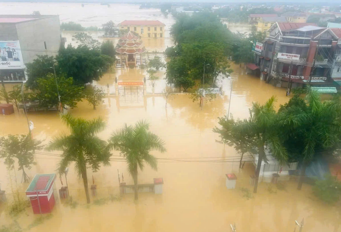 [Flycam]: Xóm làng 'rốn lũ' Lệ Thủy (Quảng Bình) chìm trong nước bạc- Ảnh 8.