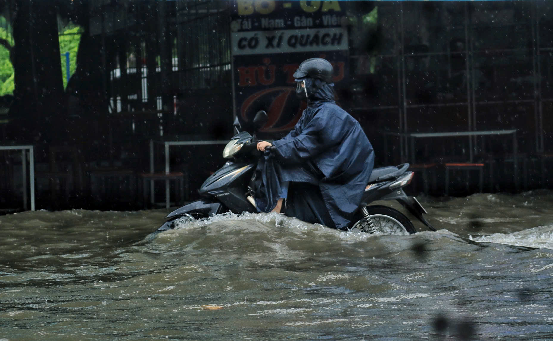 TP.HCM mưa lớn từ đêm tới sáng, đường phố ngập sâu: Đứng... nấu ăn giữa 'biển nước'