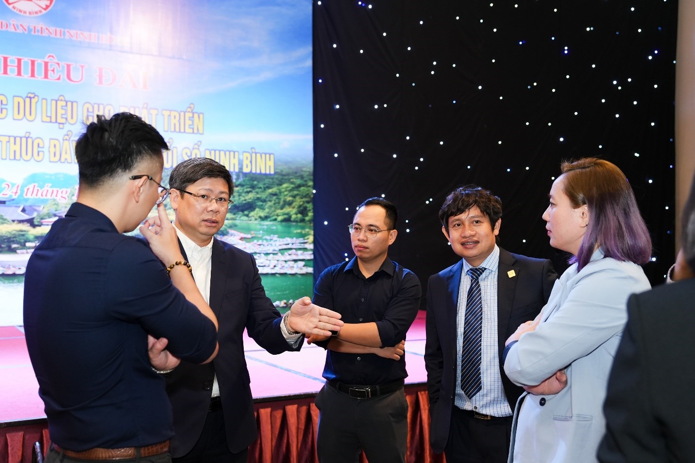 Số hóa bất động sản: Các giải pháp hữu ích từ start-up Meey Group- Ảnh 1. Chủ tịch Meey Group Hoàng Mai Chung trao đổi cùng các chuyên gia bên lề sự kiện