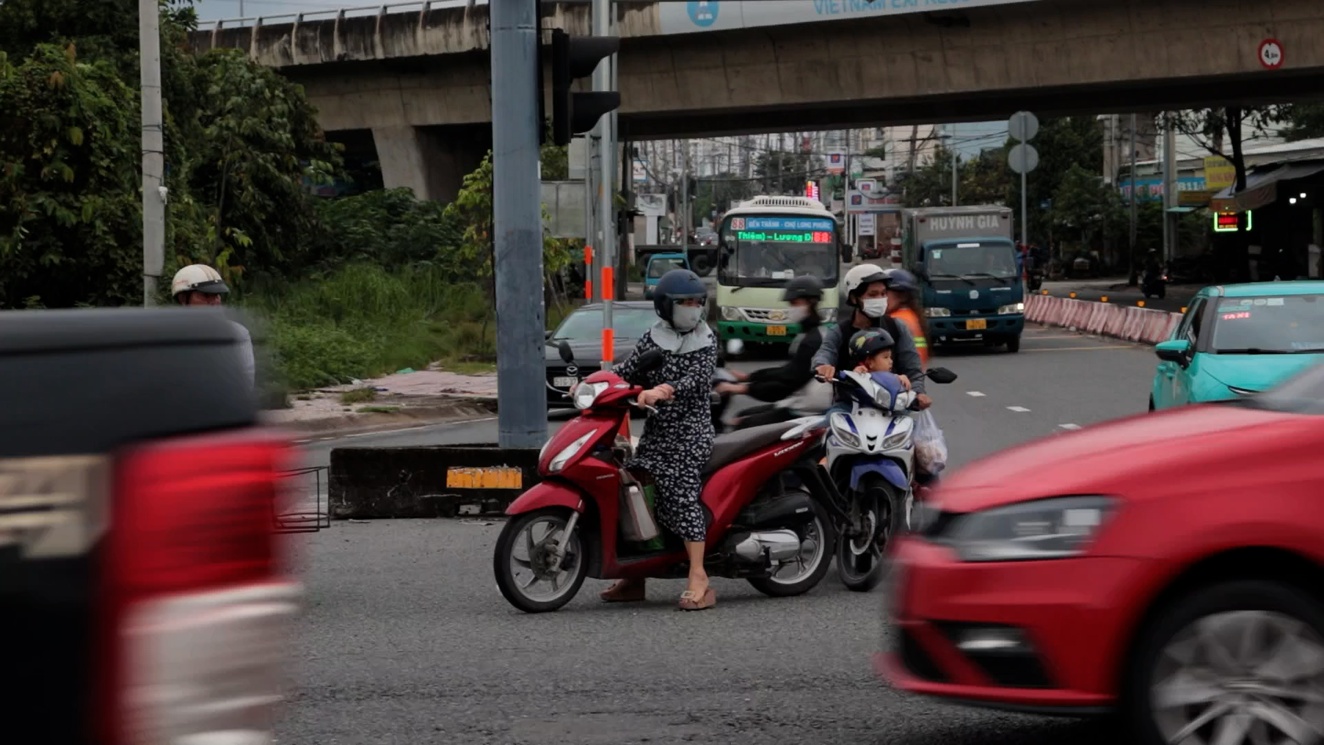 Cải tạo vòng xoay 'tử thần' Phú Hữu: Người dân mong ngóng vì quá ám ảnh với tai nạn- Ảnh 1.