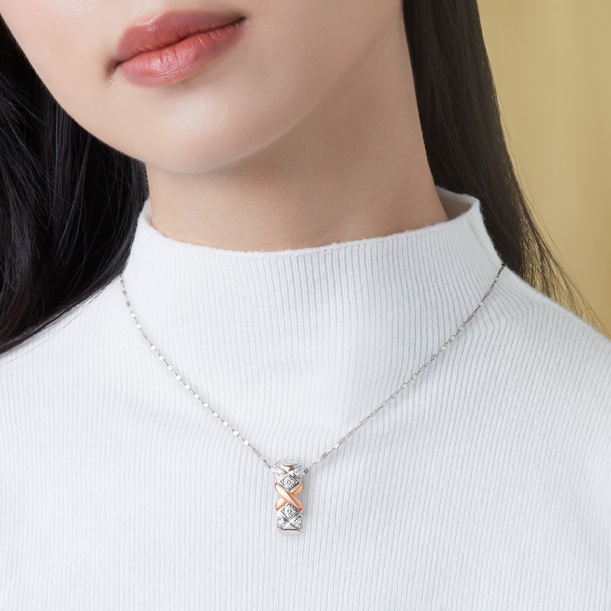 Diamantkette – das perfekte Stück für die Winter-Outfit-Formel – Foto 1. Với sự kết hợp đồng điệu giữa vàng trắng và kim cương, dây cổ Timeless Diamond tôn vinh vẻ đẹp tinh tế của phái đẹp trong những ngày thời tiết se lạnh