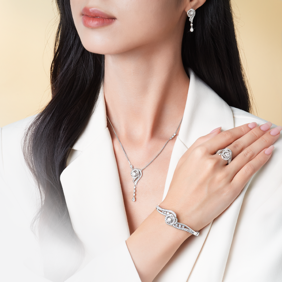 Diamantkette – das perfekte Stück für die Winter-Outfit-Formel – Foto 2. Dây cổ kim cương - mảnh ghép hoàn hảo cho công thức phối đồ mùa đông- Ảnh 2.