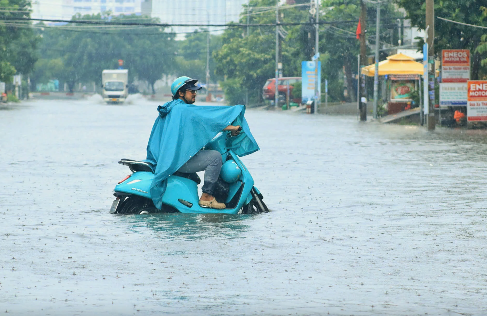 Người dân TP.HCM có thể phải lội nước trong 2 ngày tới vì triều cường cao - Ảnh 1. Người dân TP.HCM có thể phải lội nước trong 2 ngày tới vì triều cường cao - Ảnh 1.