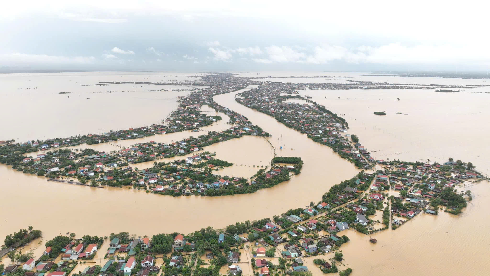 [Flycam]: Xóm làng 'rốn lũ' Lệ Thủy (Quảng Bình) chìm trong nước bạc- Ảnh 1.