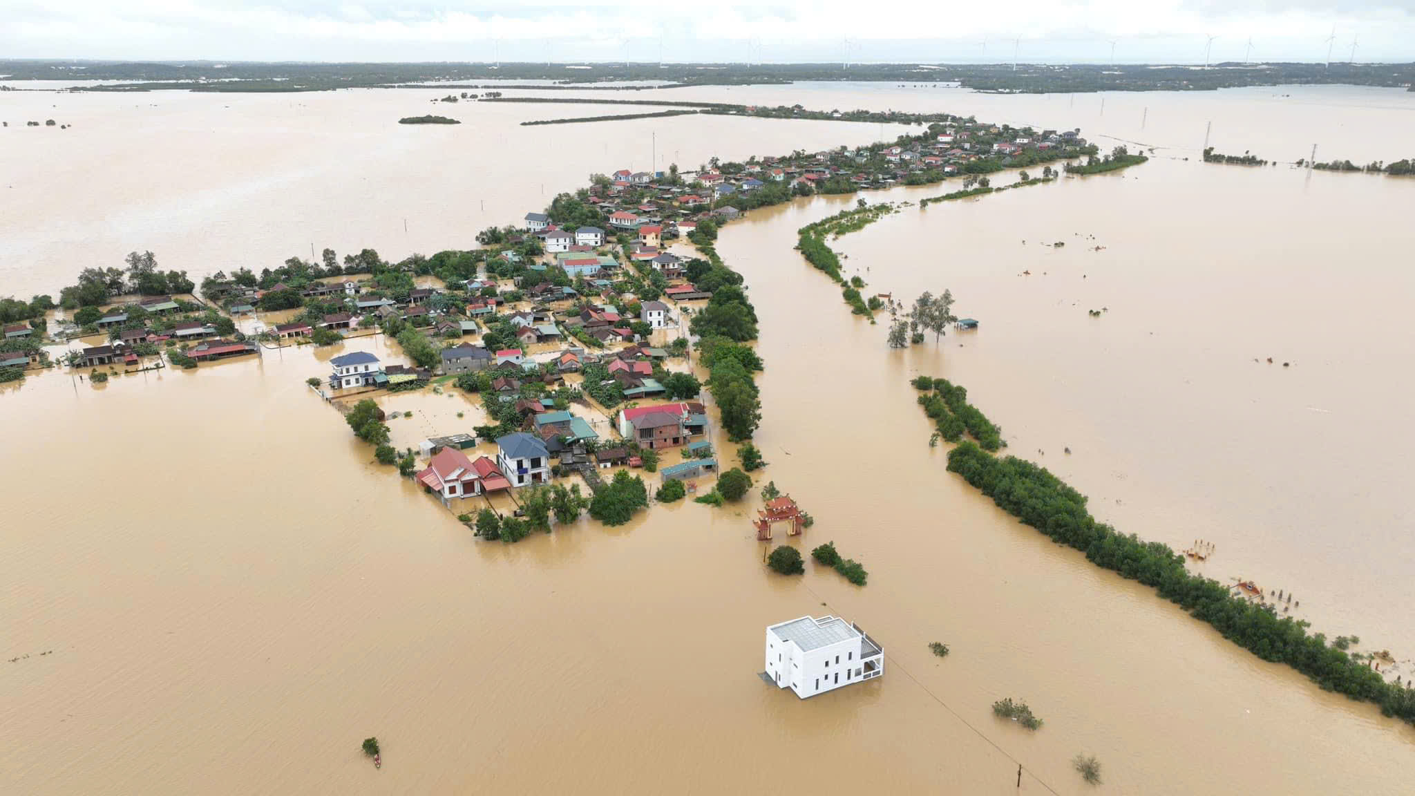 [Flycam]: Xóm làng 'rốn lũ' Lệ Thủy (Quảng Bình) chìm trong nước bạc- Ảnh 5.