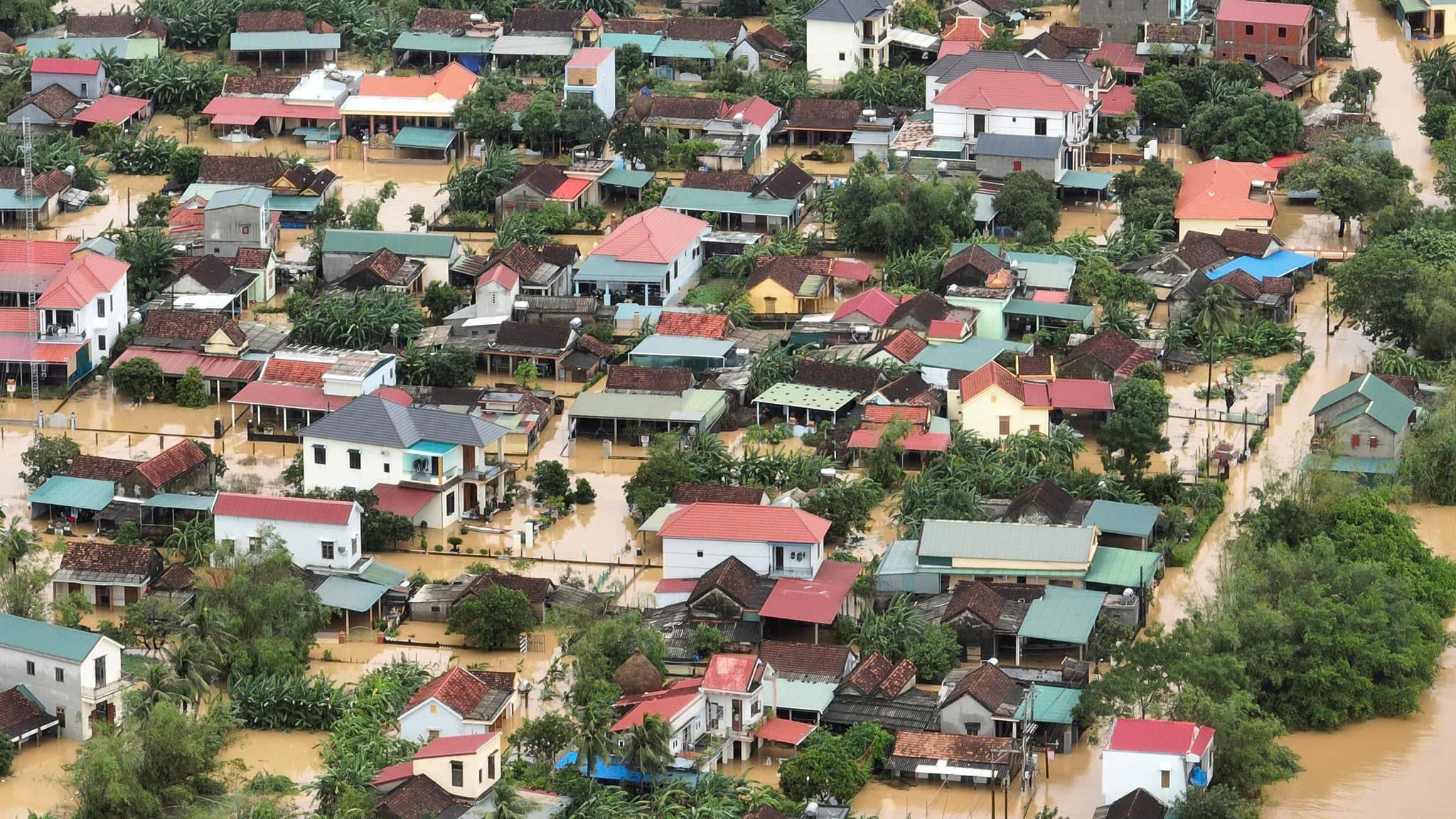 [Flycam]: Xóm làng 'rốn lũ' Lệ Thủy (Quảng Bình) chìm trong nước bạc- Ảnh 3.