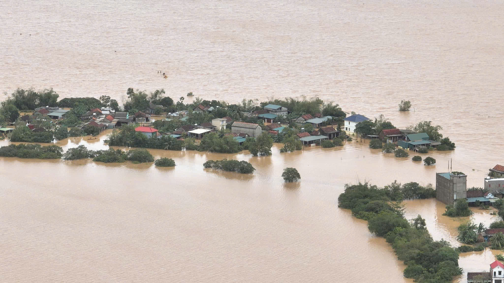 [Flycam]: Xóm làng 'rốn lũ' Lệ Thủy (Quảng Bình) chìm trong nước bạc- Ảnh 4.