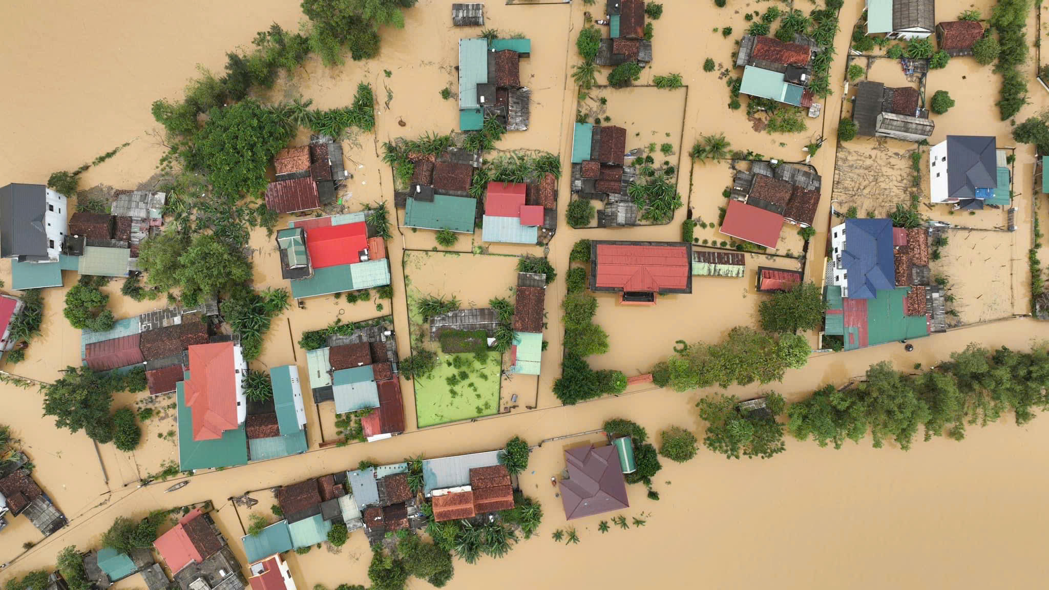 [Flycam]: Xóm làng 'rốn lũ' Lệ Thủy (Quảng Bình) chìm trong nước bạc- Ảnh 2.