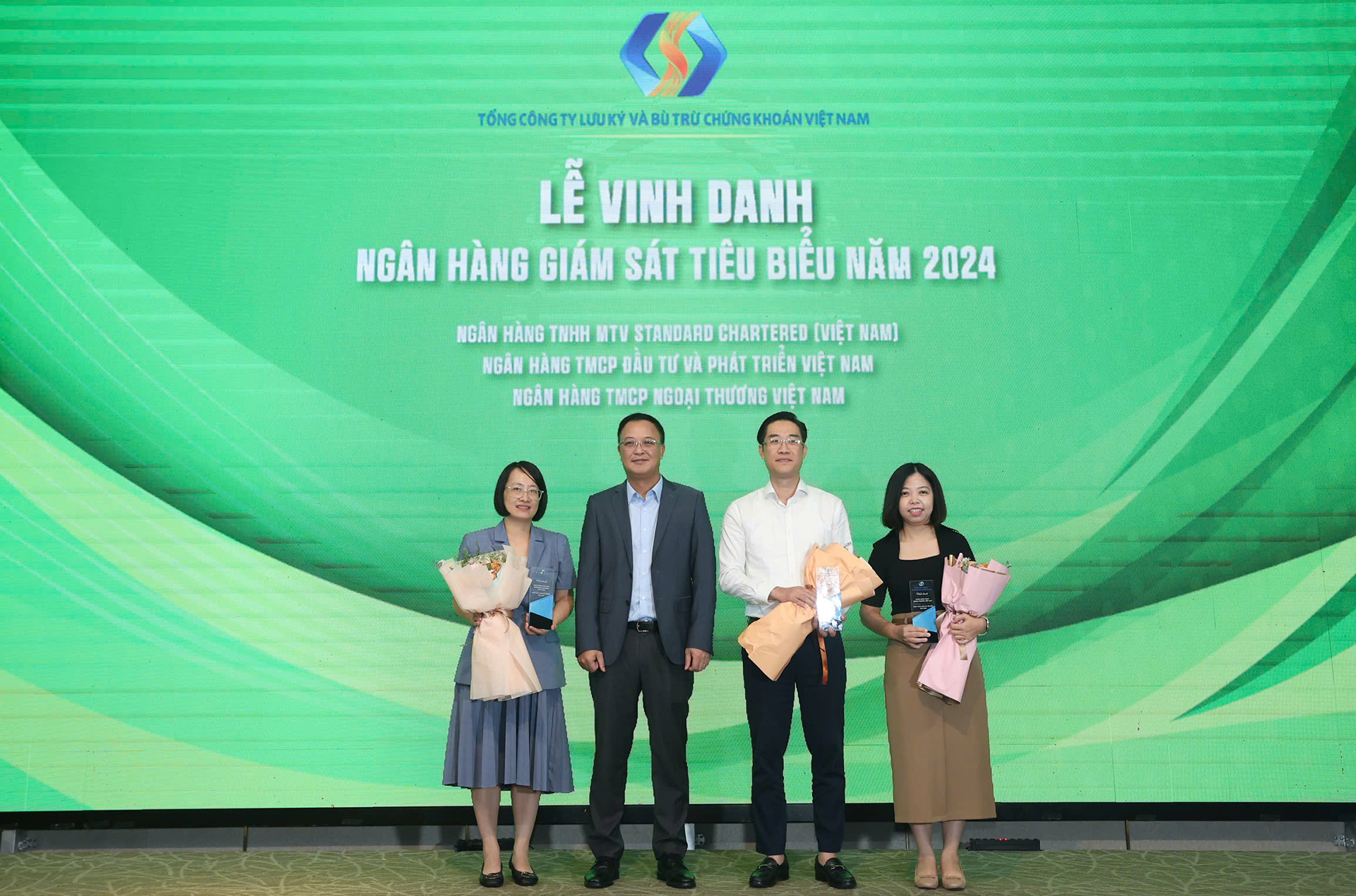 Ông Nguyễn Mạnh Cường - Phó Giám đốc BIDV Chi nhánh Hà Thành (thứ 2 từ bên phải) đại diện BIDV nhận giải thưởng Ông Nguyễn Mạnh Cường - Phó Giám đốc BIDV Chi nhánh Hà Thành (thứ 2 từ bên phải) đại diện BIDV nhận giải thưởng