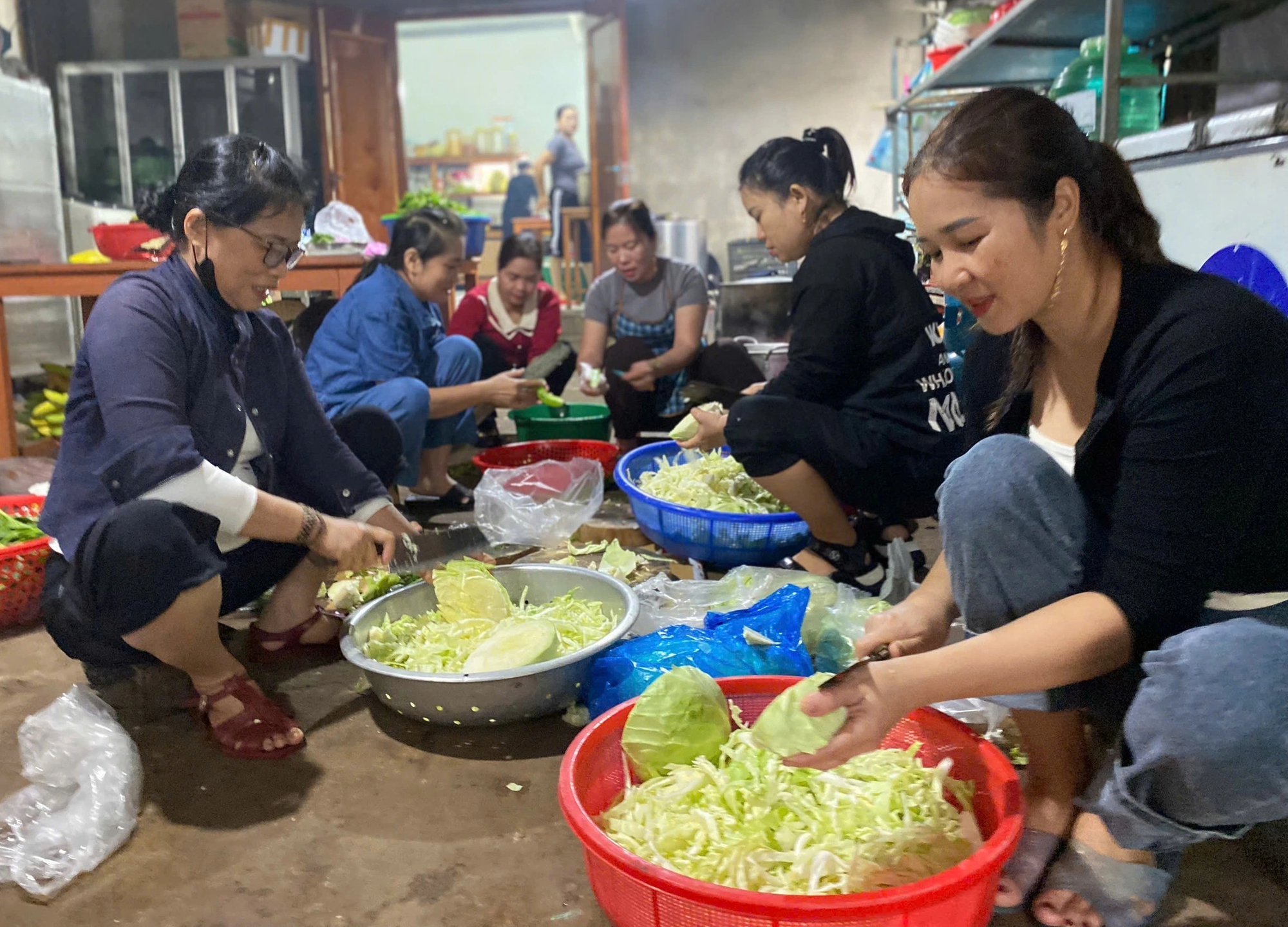 Quảng Trị: Người dân Vĩnh Linh nấu cơm 'tiếp viện' bà con vùng rốn lũ- Ảnh 2.