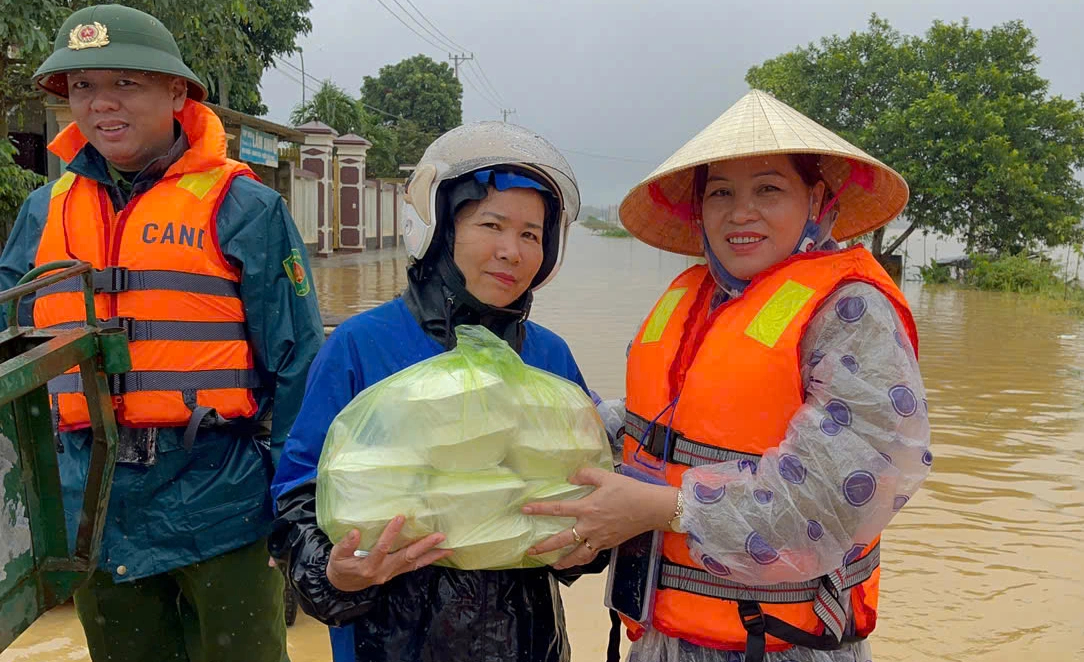 Quảng Trị: Người dân Vĩnh Linh nấu cơm 'tiếp viện' bà con vùng rốn lũ- Ảnh 5.