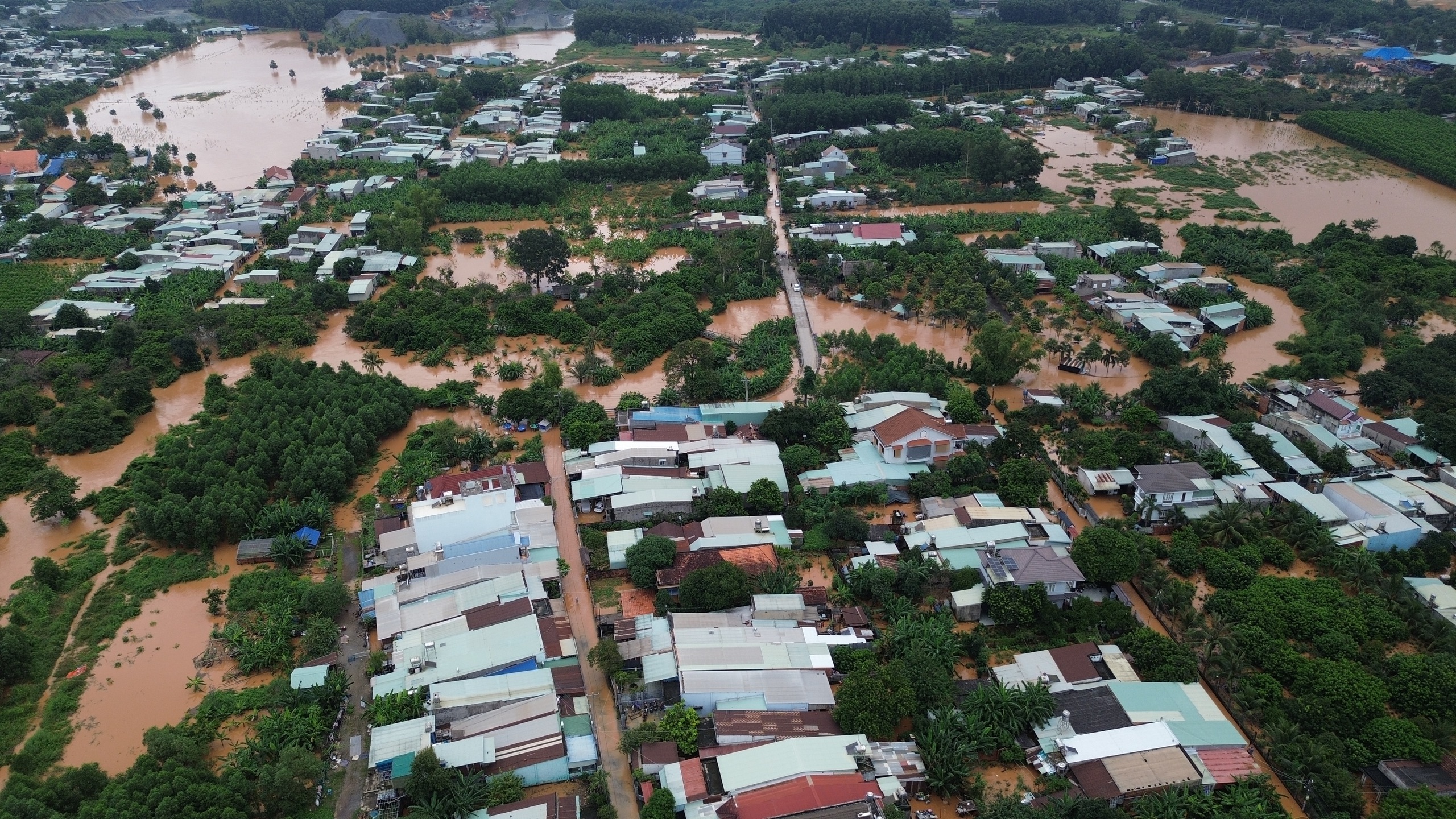 Biên Hòa: Nước sông Buông dâng cao, hàng trăm nhà bị ngập, 3.000 học sinh nghỉ học- Ảnh 4.