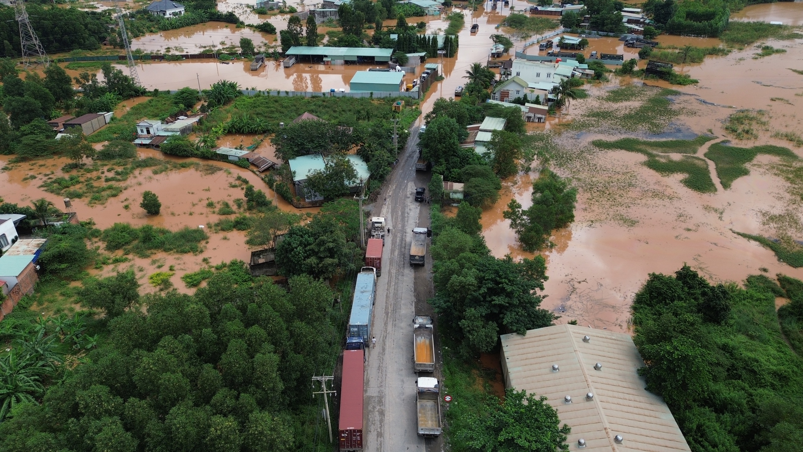 Biên Hòa: Nước sông Buông dâng cao, hàng trăm nhà bị ngập, 3.000 học sinh nghỉ học- Ảnh 5.