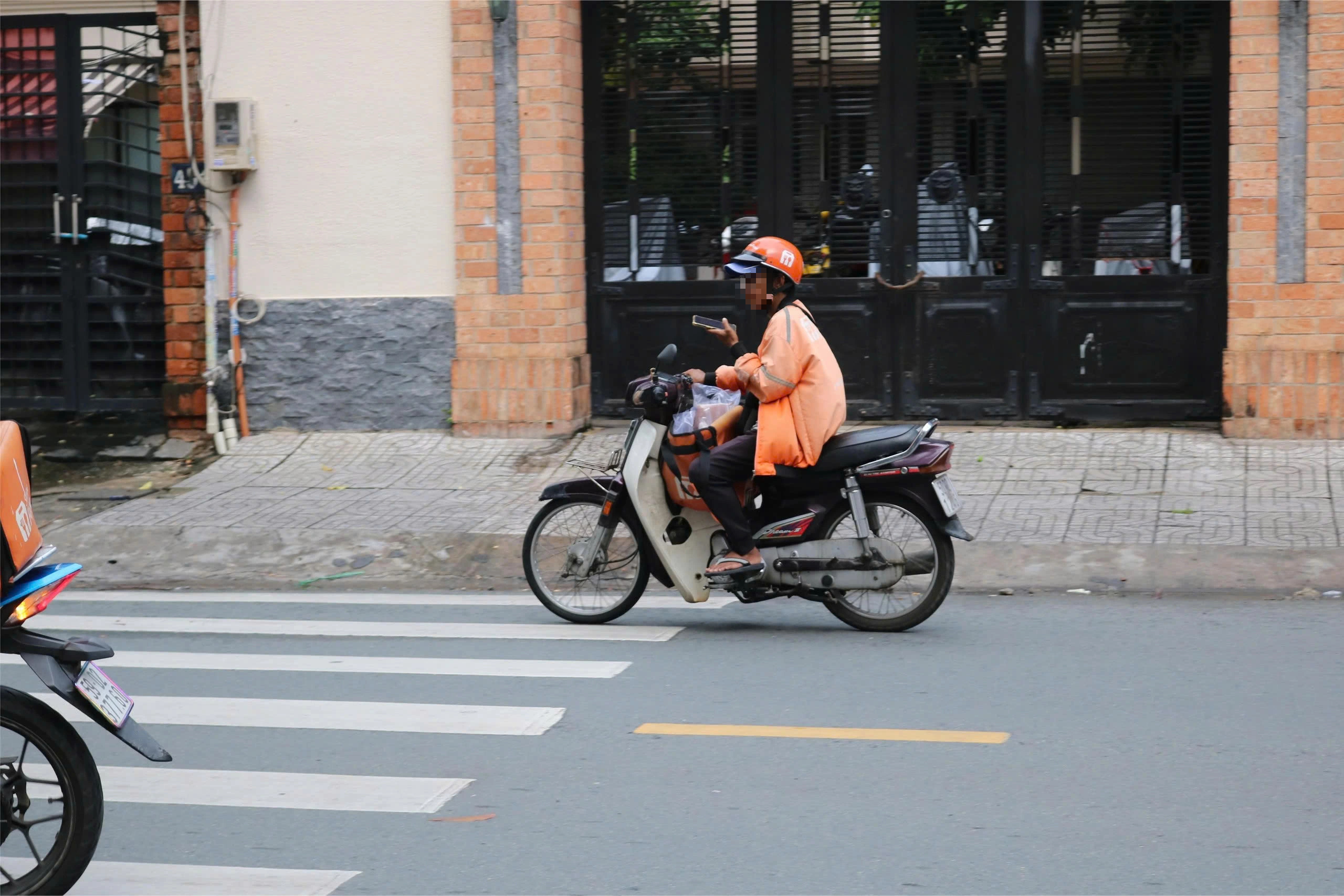 Nhiều người lái xe máy ở TP.HCM vô tư dùng điện thoại: Người chạy phía sau 'không đỡ nổi'