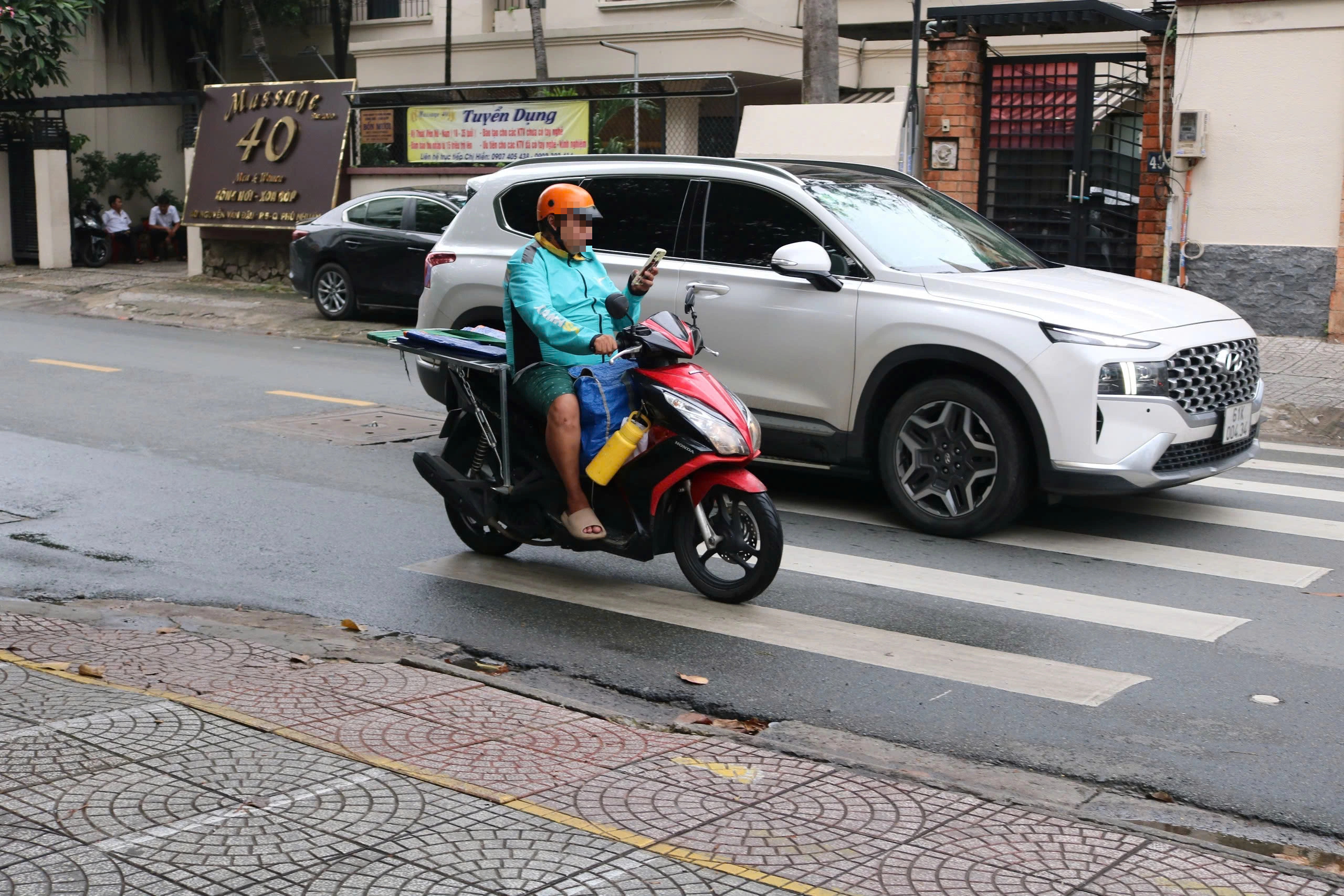 Nhiều người lái xe máy ở TP.HCM vô tư dùng điện thoại: Người chạy phía sau 'không đỡ nổi'