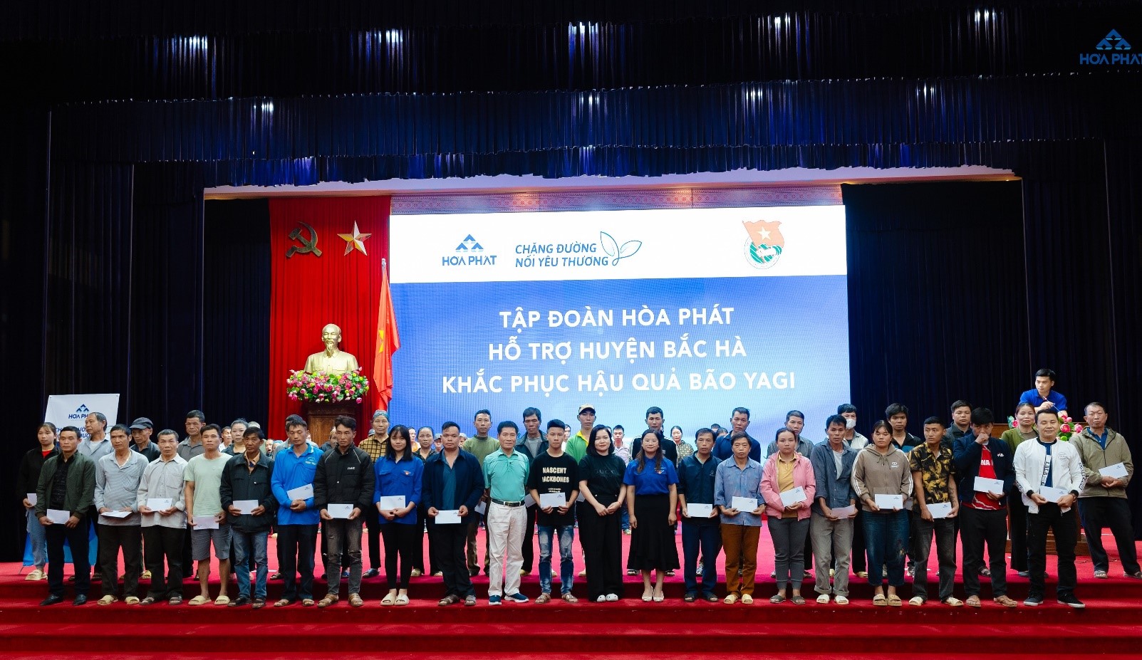 Hòa Phát tài trợ 10 tỉ đồng cho bà con Lào Cai tái thiết sau bão- Ảnh 5. Đại diện Tập đoàn Hòa Phát trao quà cho bà con bị ảnh hưởng nặng nề bởi cơn bão số 3 tại huyện Bắc Hà