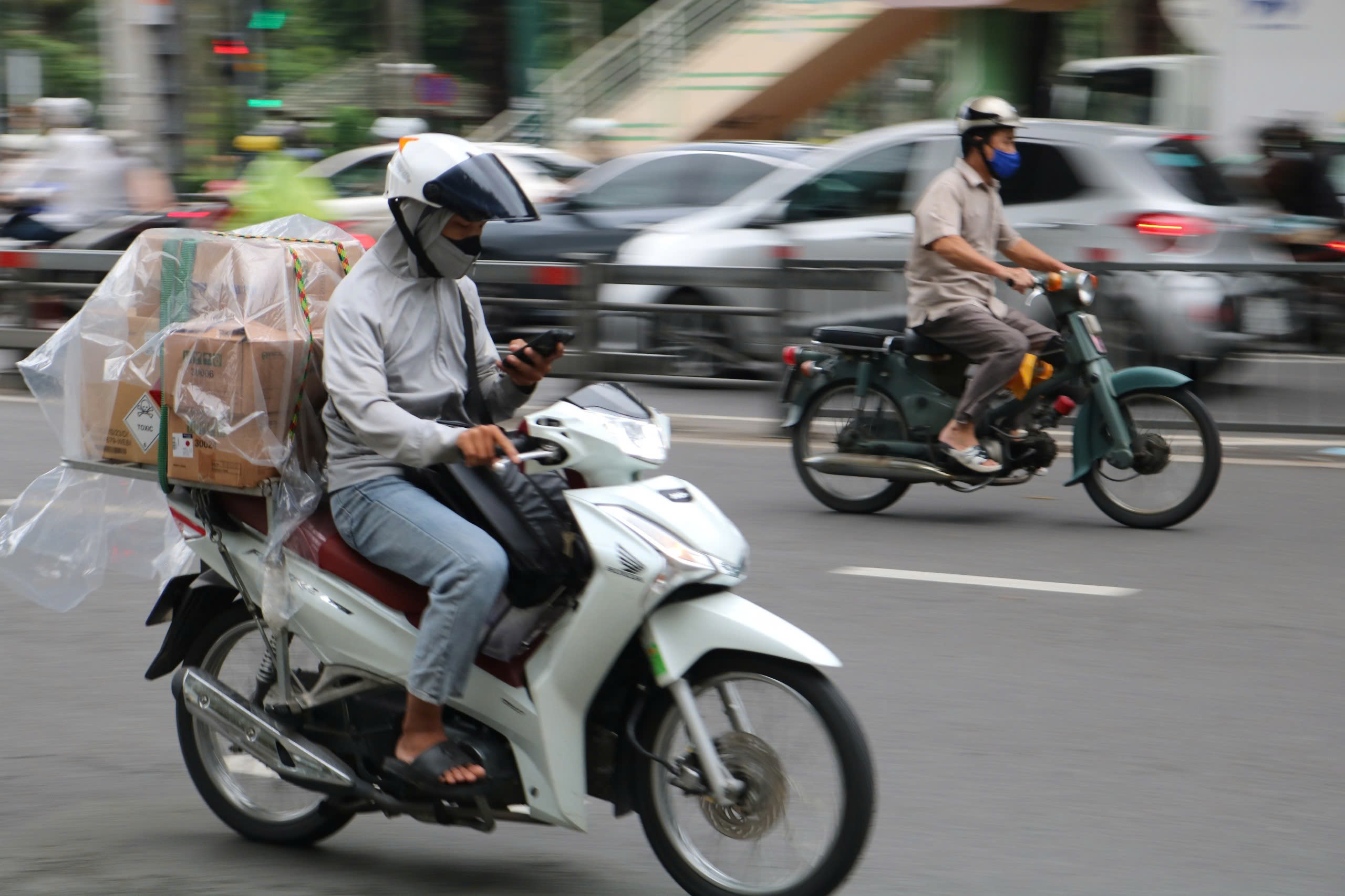 Nhiều người lái xe máy ở TP.HCM vô tư dùng điện thoại: Người chạy phía sau 'không đỡ nổi'