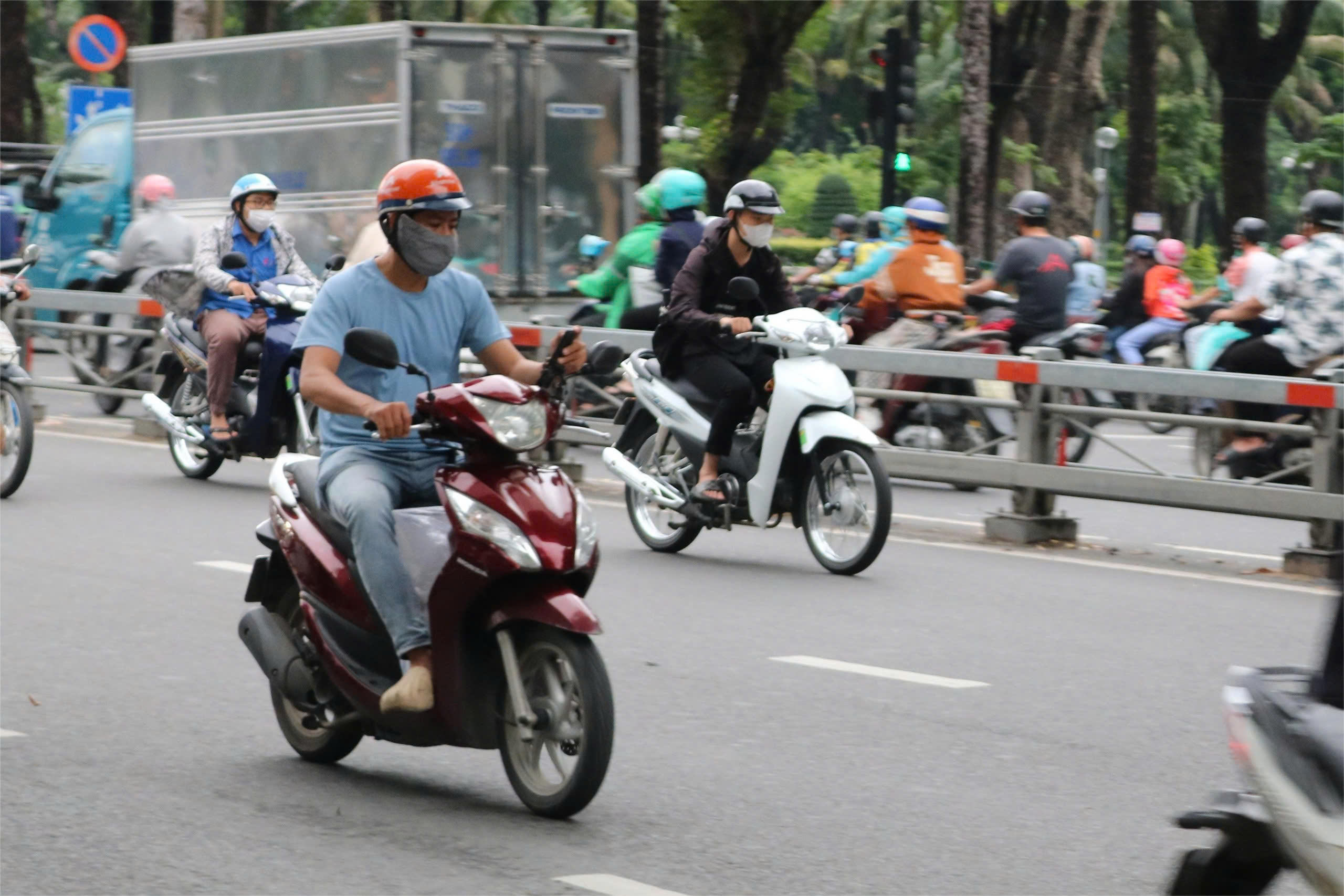 Nhiều người lái xe máy ở TP.HCM vô tư dùng điện thoại: Người chạy phía sau 'không đỡ nổi'