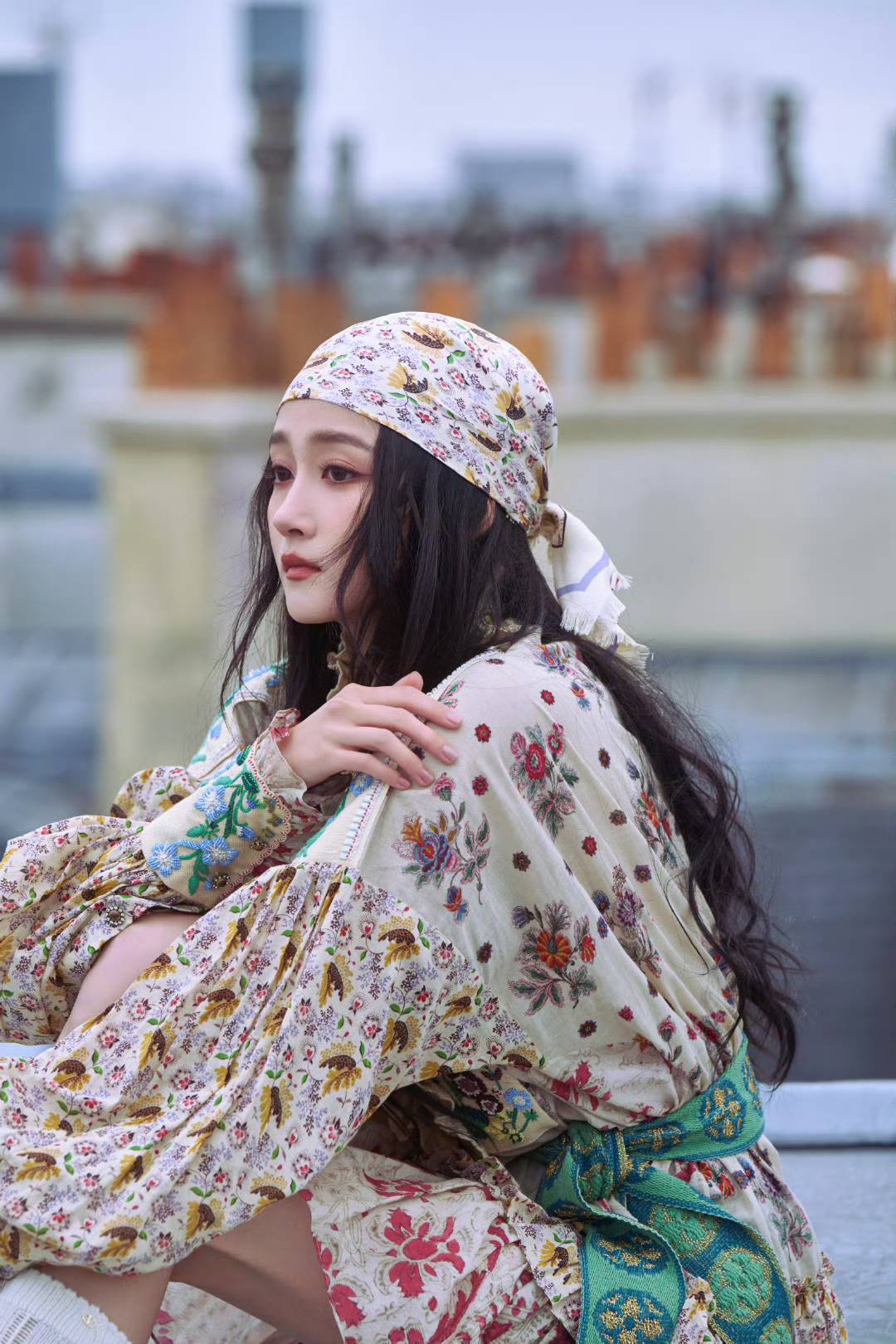 Les capuches sont des accessoires qui rehaussent votre look pour l'automne - Photo 4. Mũ trùm đầu là phụ kiện nâng tầm vẻ ngoài cho nàng đón thu- Ảnh 4.