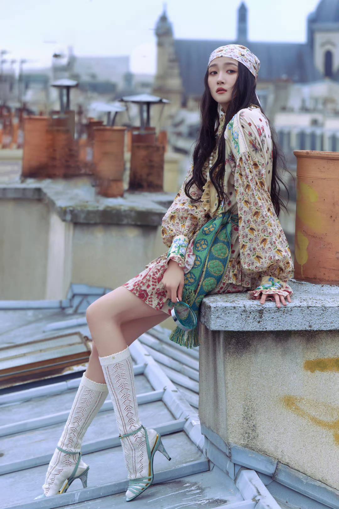 Une capuche est un accessoire qui rehausse votre look pour l'automne - Photo 3. Mũ trùm đầu là phụ kiện nâng tầm vẻ ngoài cho nàng đón thu- Ảnh 3.