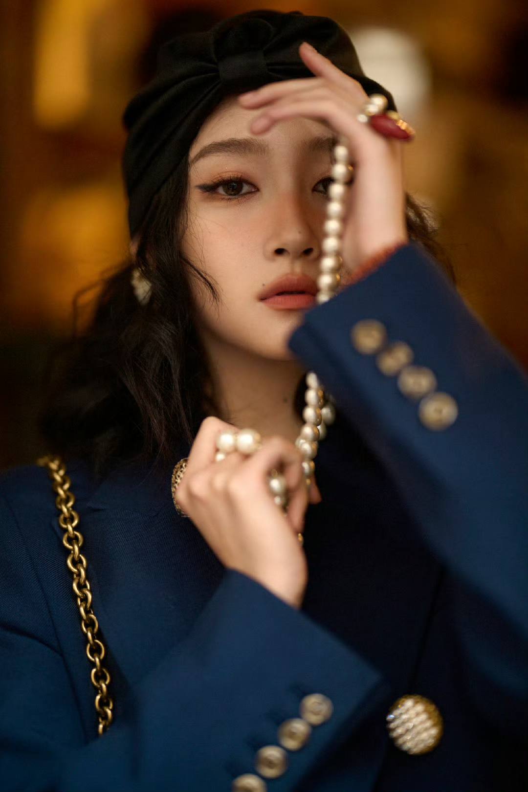 Les capuches sont des accessoires qui rehaussent votre look pour accueillir l'automne - Photo 5. Mũ trùm đầu là phụ kiện nâng tầm vẻ ngoài cho nàng đón thu- Ảnh 5.