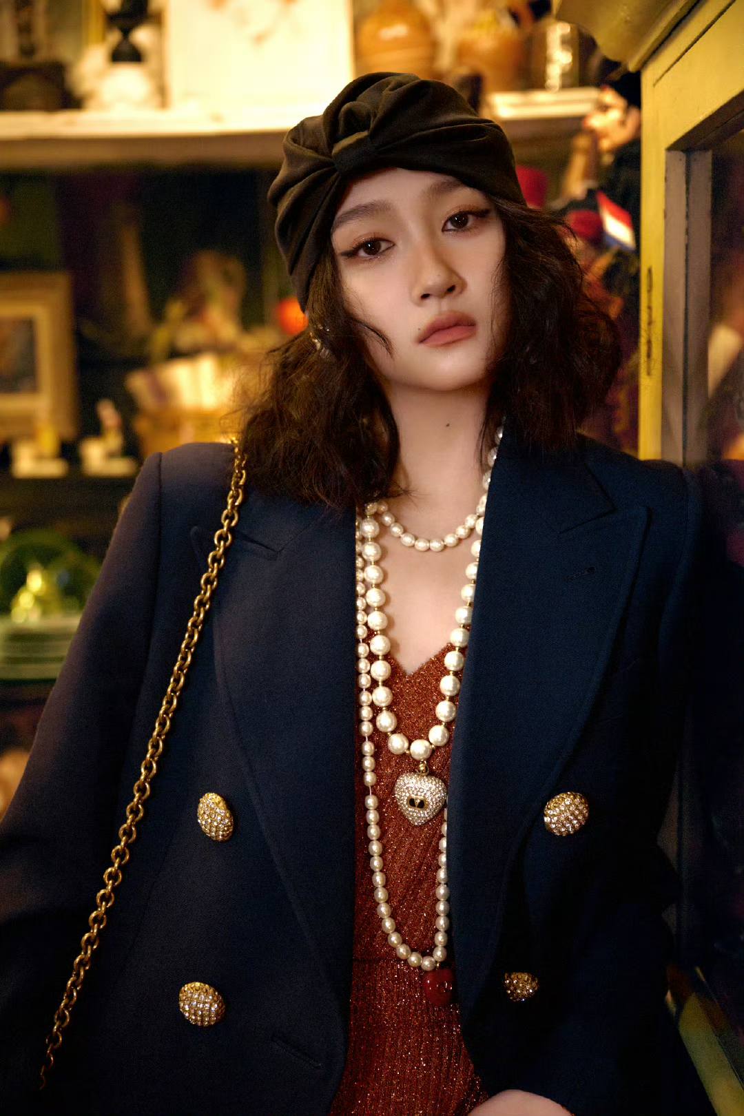 Les capuches sont des accessoires qui rehaussent votre look pour l'automne - Photo 6. Mũ trùm đầu là phụ kiện nâng tầm vẻ ngoài cho nàng đón thu- Ảnh 6.
