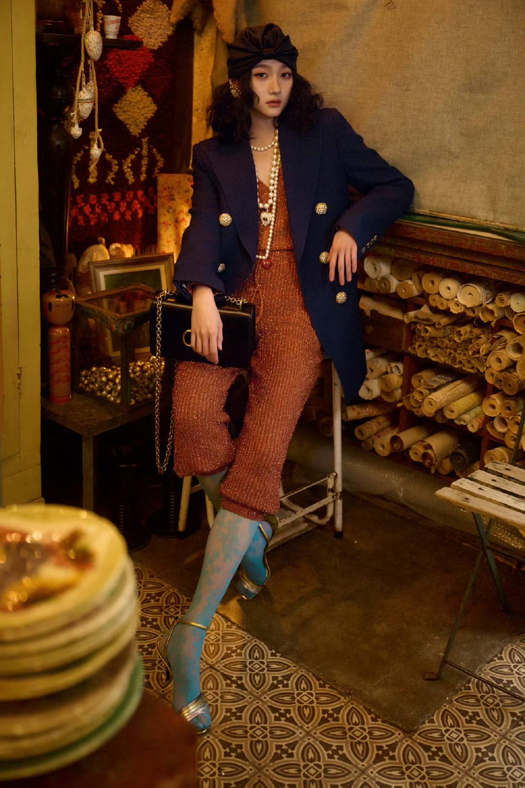 Une capuche est un accessoire qui rehausse votre look pour l'automne - Photo 7. Mũ trùm đầu là phụ kiện nâng tầm vẻ ngoài cho nàng đón thu- Ảnh 7.