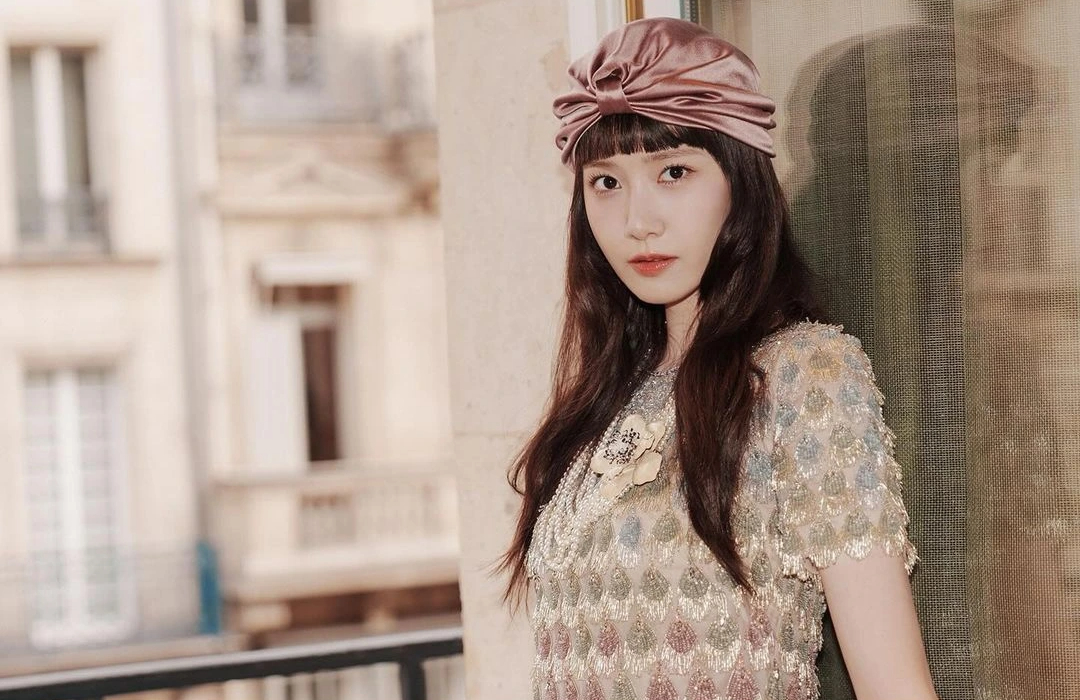 Les capuches sont des accessoires qui rehaussent votre look pour l'automne - Photo 2. Mũ trùm đầu là phụ kiện nâng tầm vẻ ngoài cho nàng đón thu- Ảnh 2.