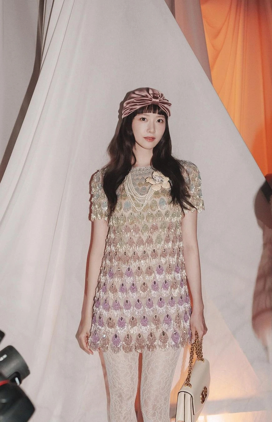 Les capuches sont des accessoires qui rehaussent votre look pour l'automne - Photo 1. Mũ trùm đầu là phụ kiện nâng tầm vẻ ngoài cho nàng đón thu- Ảnh 1.