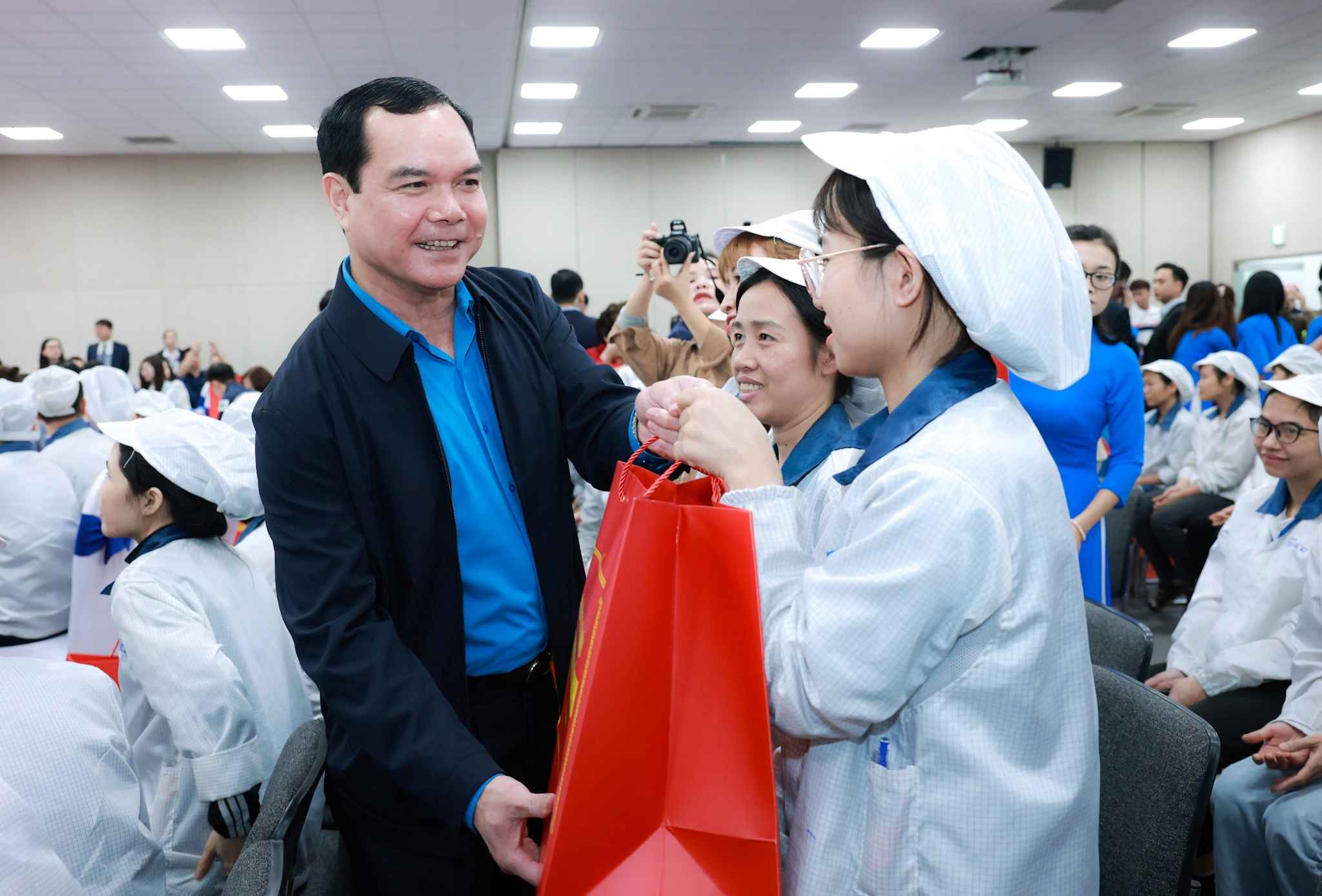 Những ai được công đoàn tặng quà 1,3 triệu đồng dịp tết Nguyên đán 2026?- Ảnh 1. Những ai được công đoàn tặng quà 1,3 triệu đồng dịp tết Nguyên đán 2026?- Ảnh 1.
