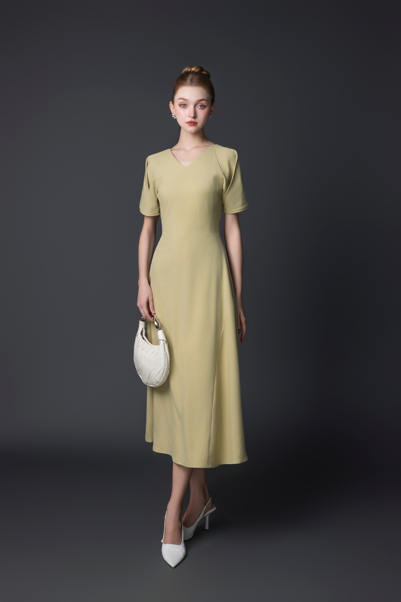 Bu sezonun en parlak adayları sade ama şık uzun elbiseler - Fotoğraf 3. Váy dài đơn giản nhưng sang trọng là ứng cử viên sáng giá nhất mùa này- Ảnh 3.