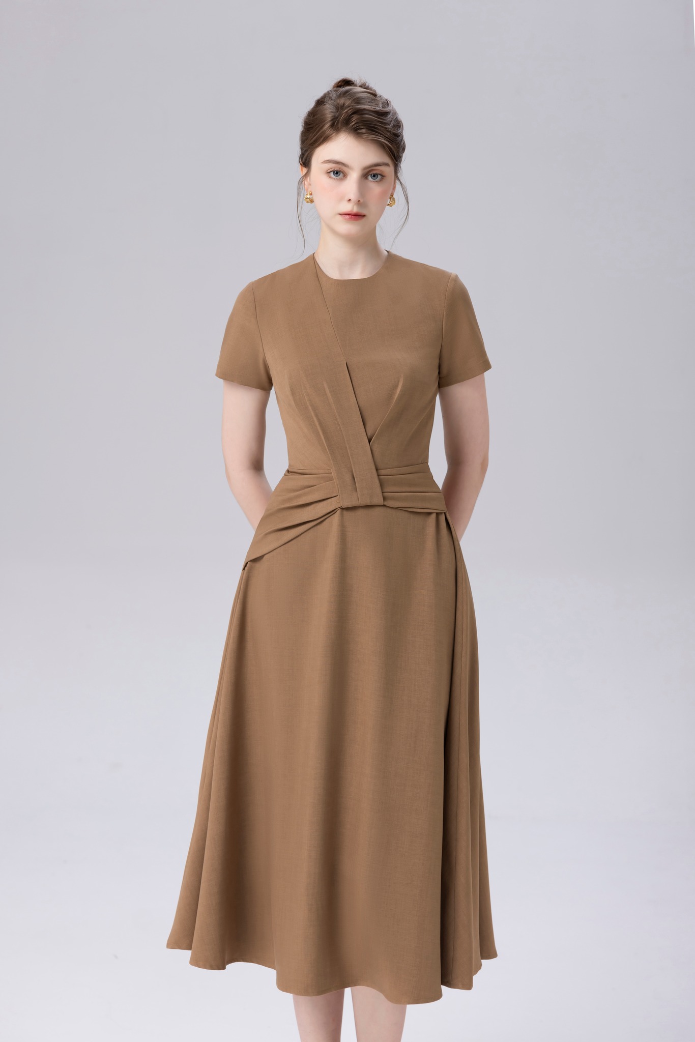 Bu sezonun en parlak adayları sade ama şık uzun elbiseler - Fotoğraf 2. Váy dài đơn giản nhưng sang trọng là ứng cử viên sáng giá nhất mùa này- Ảnh 2.