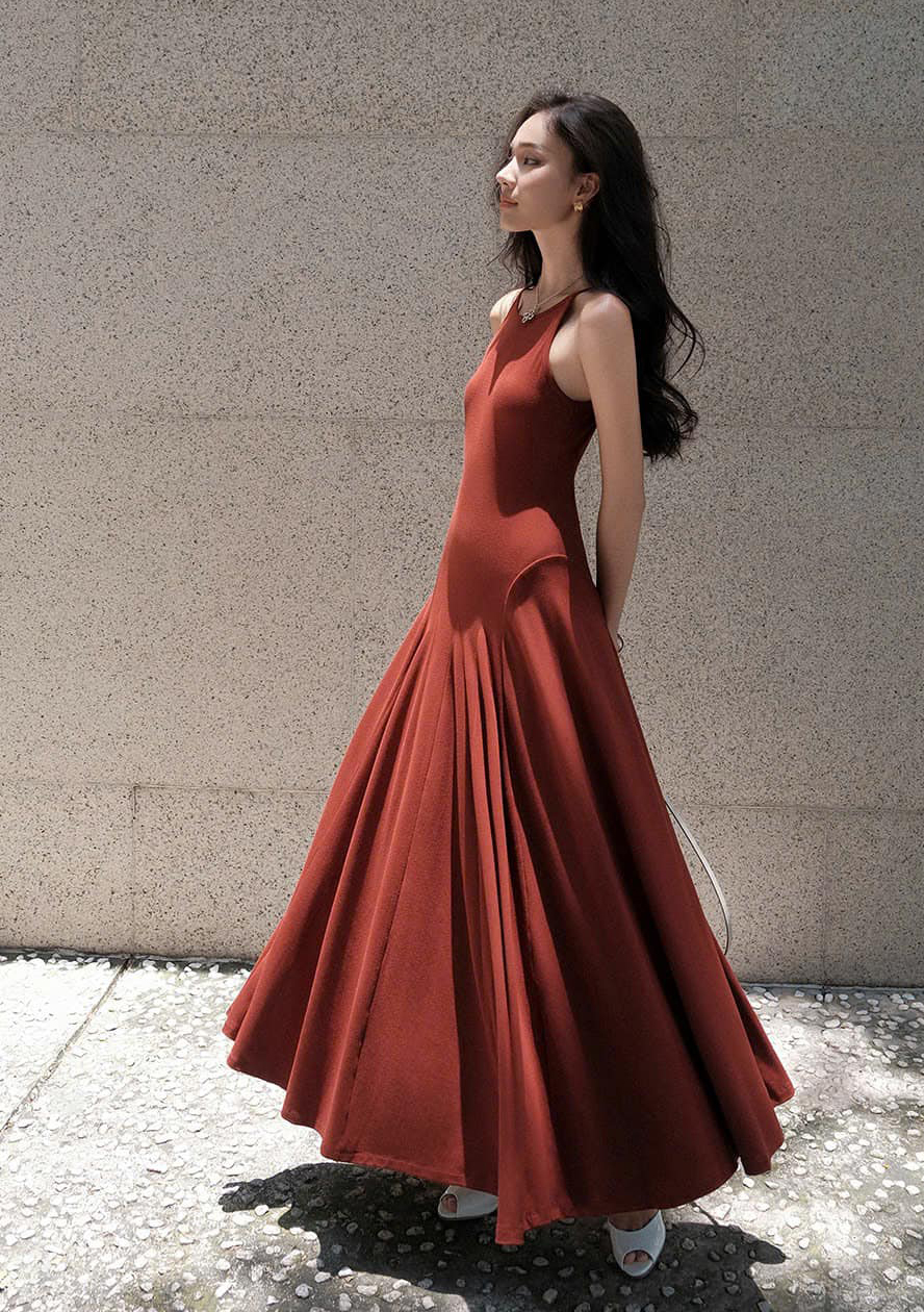 Sade ama şık uzun elbiseler bu sezonun en parlak adayları - Fotoğraf 8. Váy dài đơn giản nhưng sang trọng là ứng cử viên sáng giá nhất mùa này- Ảnh 8.