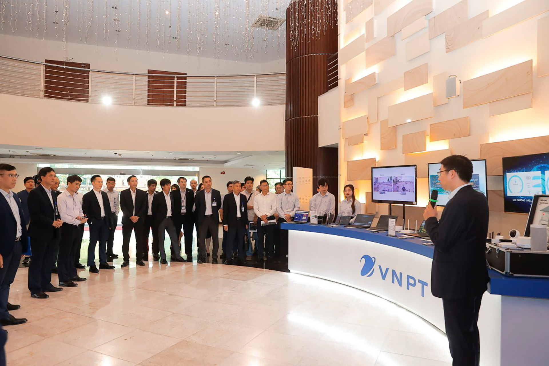 Thiết bị cung cấp dịch vụ Internet XGS-PON WiFi 7 được thiết kế và sản xuất bởi VNPT Technology Thiết bị cung cấp dịch vụ Internet XGS-PON WiFi 7 được thiết kế và sản xuất bởi VNPT Technology