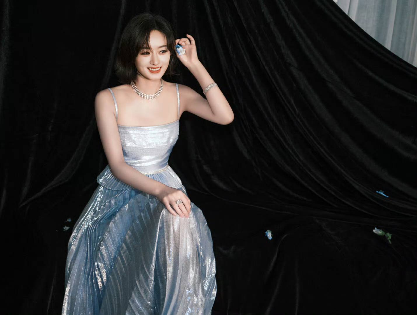 Lær hvordan Trieu Le Dinh endret frisyren sin, slik at hun så ekstremt ungdommelig ut – bilde 4. Học cách Triệu Lệ Dĩnh đổi kiểu tóc mới, ngoại hình trẻ trung hết cỡ- Ảnh 4.