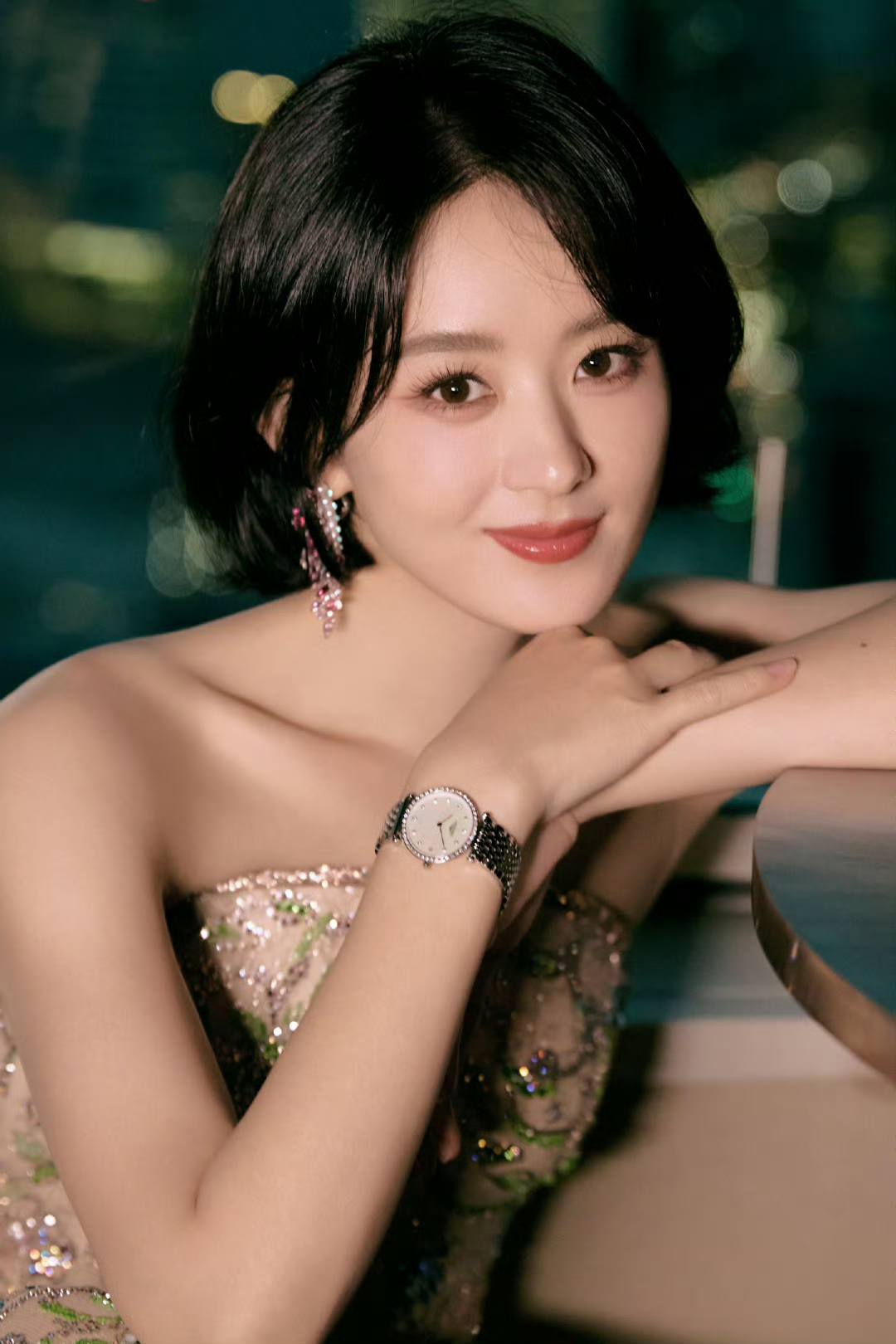 Lær hvordan Trieu Le Dinh endret frisyren sin, slik at hun så ekstremt ungdommelig ut – bilde 2. Học cách Triệu Lệ Dĩnh đổi kiểu tóc mới, ngoại hình trẻ trung hết cỡ- Ảnh 2.