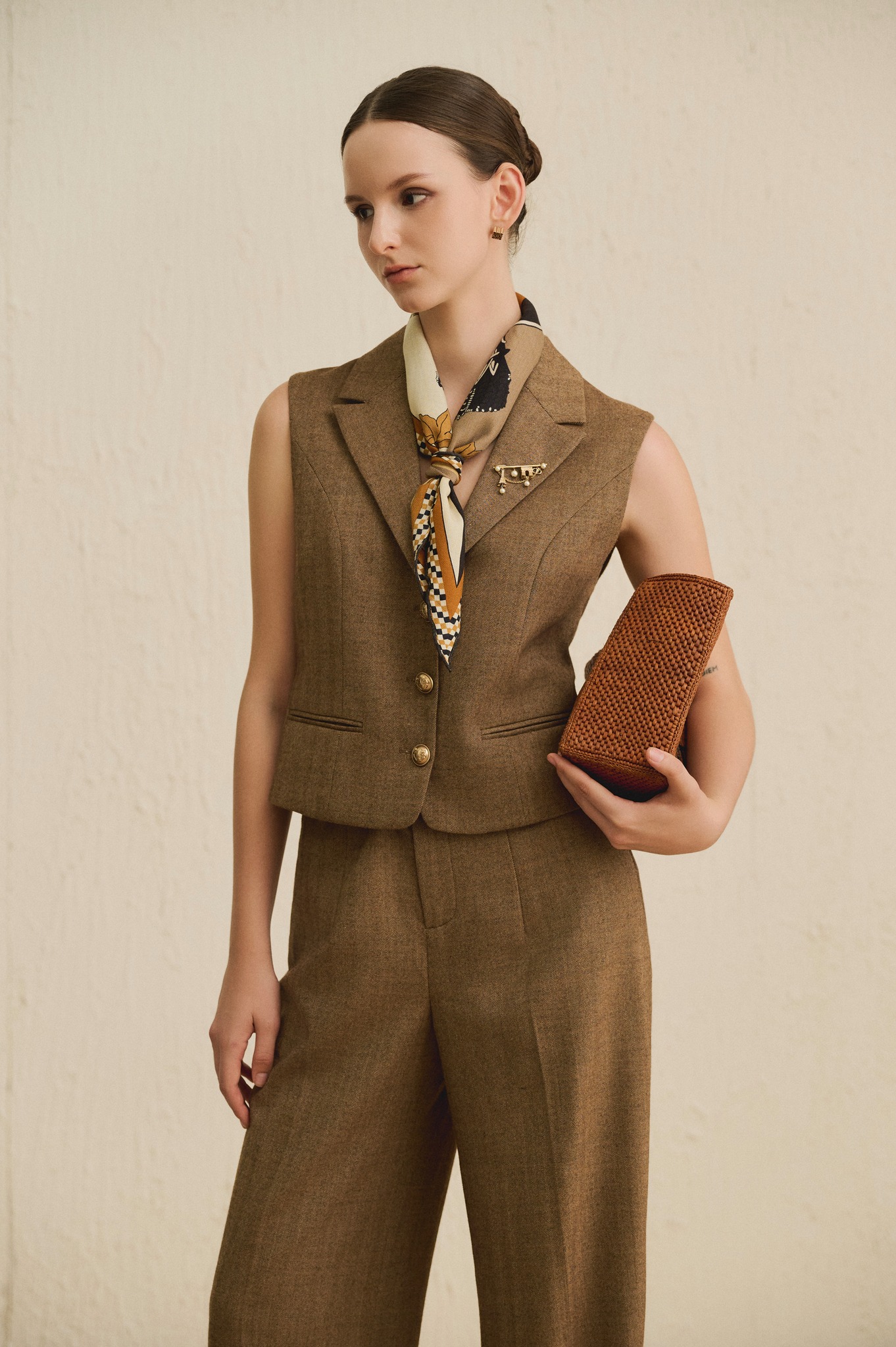 Ντυθείτε καλά για τη δουλειά και το παιχνίδι με ένα στυλιζαρισμένο γιλέκο - Φωτογραφία 1. Mặc đẹp đi làm, đi chơi cùng áo vest cách điệu- Ảnh 1.