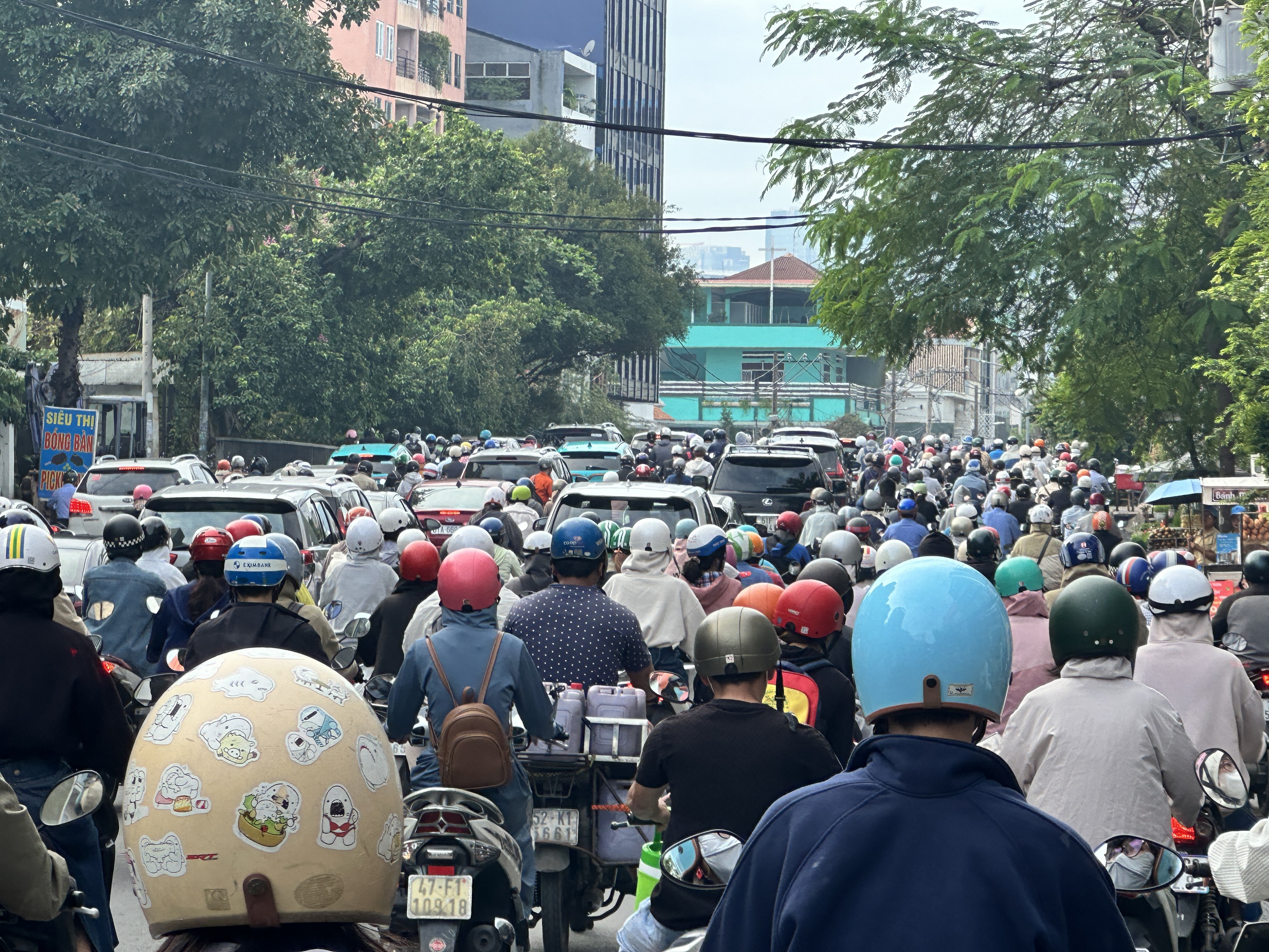 Đi trên đường ùn tắc nhất TP.HCM mỗi ngày: Ngang Hàng Xanh tìm mãi lối thoát về nhà- Ảnh 1.