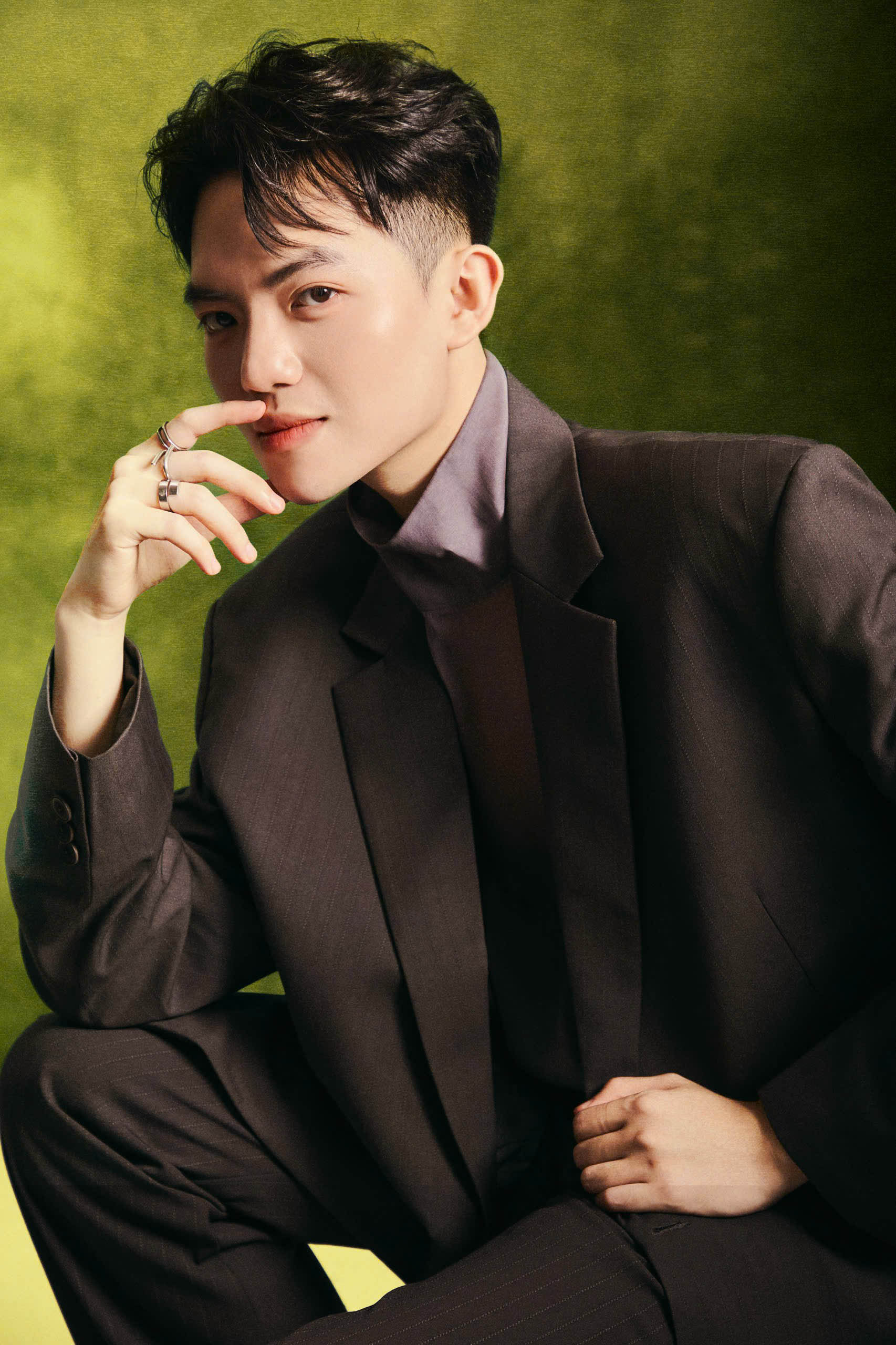 Phan Dang Hoang เดินแบบบนรันเวย์แบรนด์ท้องถิ่นของเวียดนามเป็นครั้งแรก - ภาพที่ 2 Phan Đăng Hoàng lần đầu diễn runway trên sàn diễn ‘local brand’ Việt- Ảnh 2.