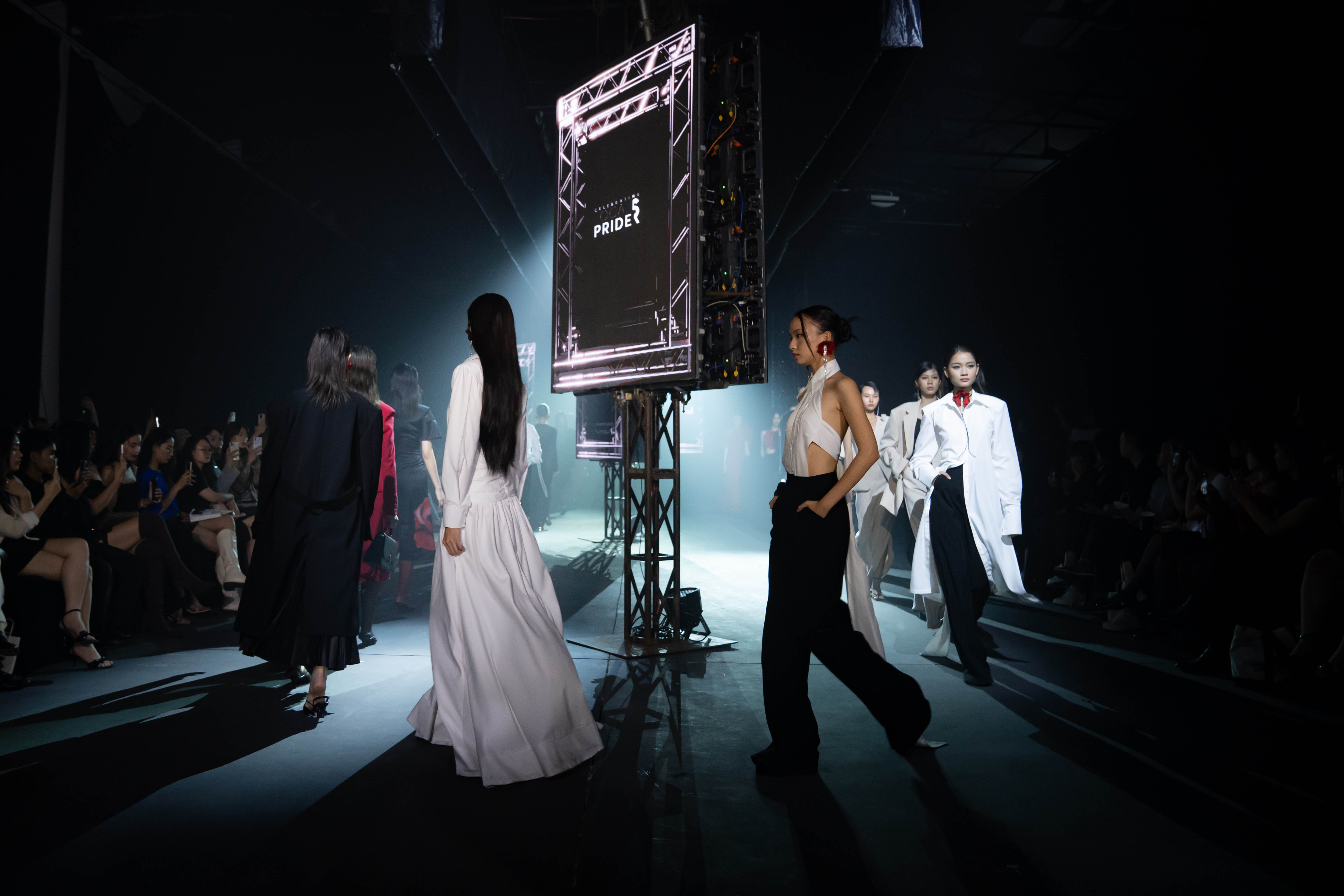 Phan Dang Hoang เดินแบบบนรันเวย์แบรนด์ท้องถิ่นของเวียดนามเป็นครั้งแรก - ภาพที่ 3 Phan Đăng Hoàng lần đầu diễn runway trên sàn diễn ‘local brand’ Việt- Ảnh 3.