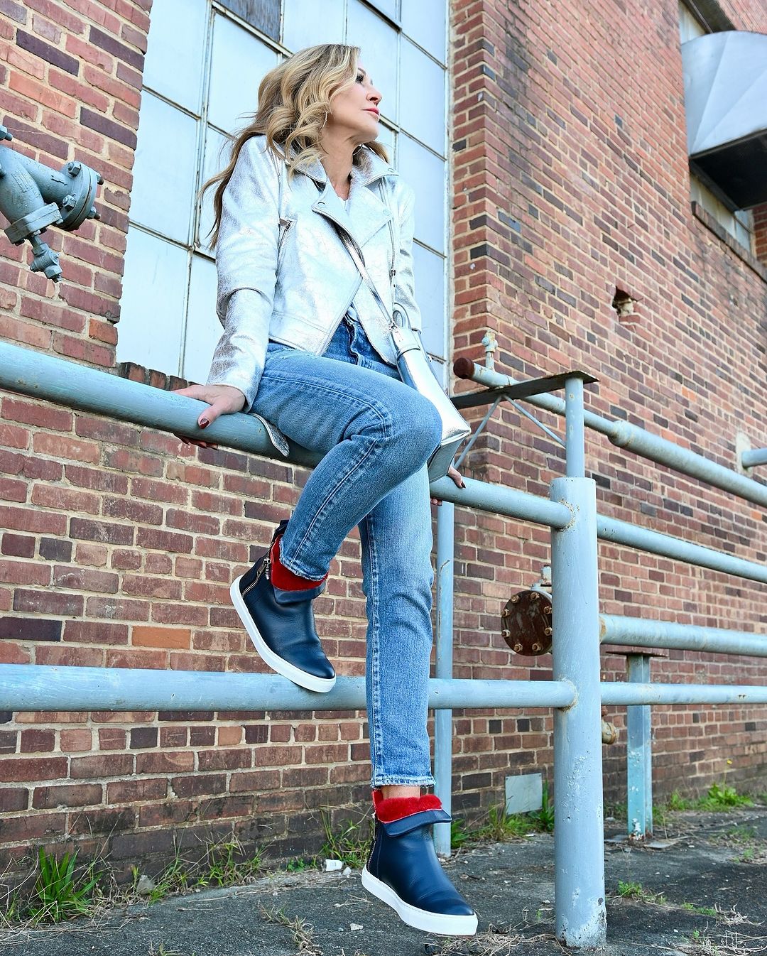 5 model sepatu minimalis yang cocok dengan pakaian cuaca dingin apa pun - Foto 2. 5 mẫu giày tối giản, phối với mọi kiểu trang phục mùa lạnh đều hợp- Ảnh 2.