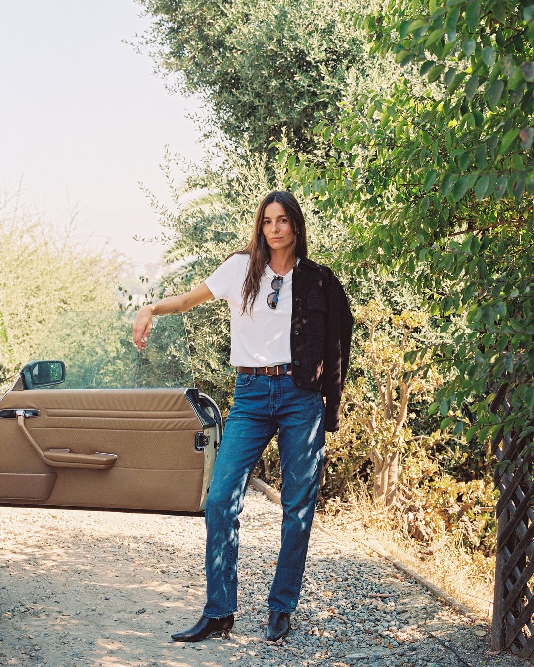 Krásné a elegantní díky džínám a bundě v chladném počasí - Foto 2. Đẹp, sang nhờ diện cặp đôi quần jeans và áo khoác mùa lạnh- Ảnh 2.