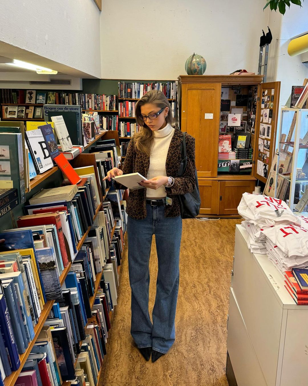 Krásné a elegantní díky džínám a bundě v chladném počasí - Foto 5. Đẹp, sang nhờ diện cặp đôi quần jeans và áo khoác mùa lạnh- Ảnh 5.