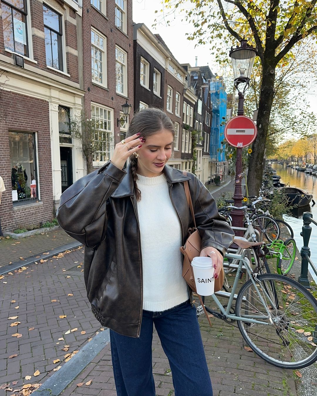 Krásné a elegantní díky džínám a bundě v chladném počasí - Foto 3. Đẹp, sang nhờ diện cặp đôi quần jeans và áo khoác mùa lạnh- Ảnh 3.